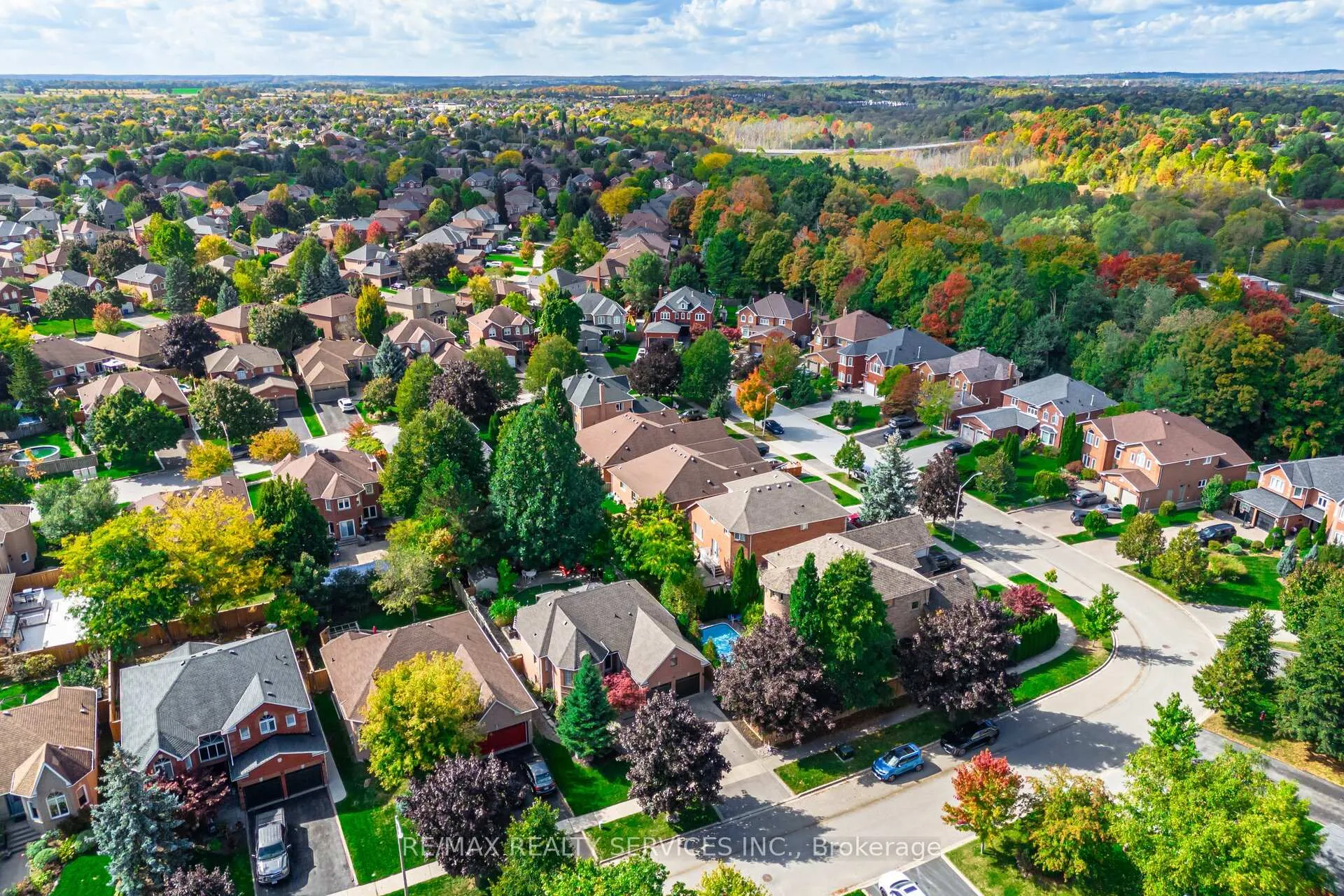 Photo 2 of 26 Hamilton Crescent, Halton Hills, Georgetown — HOMEH