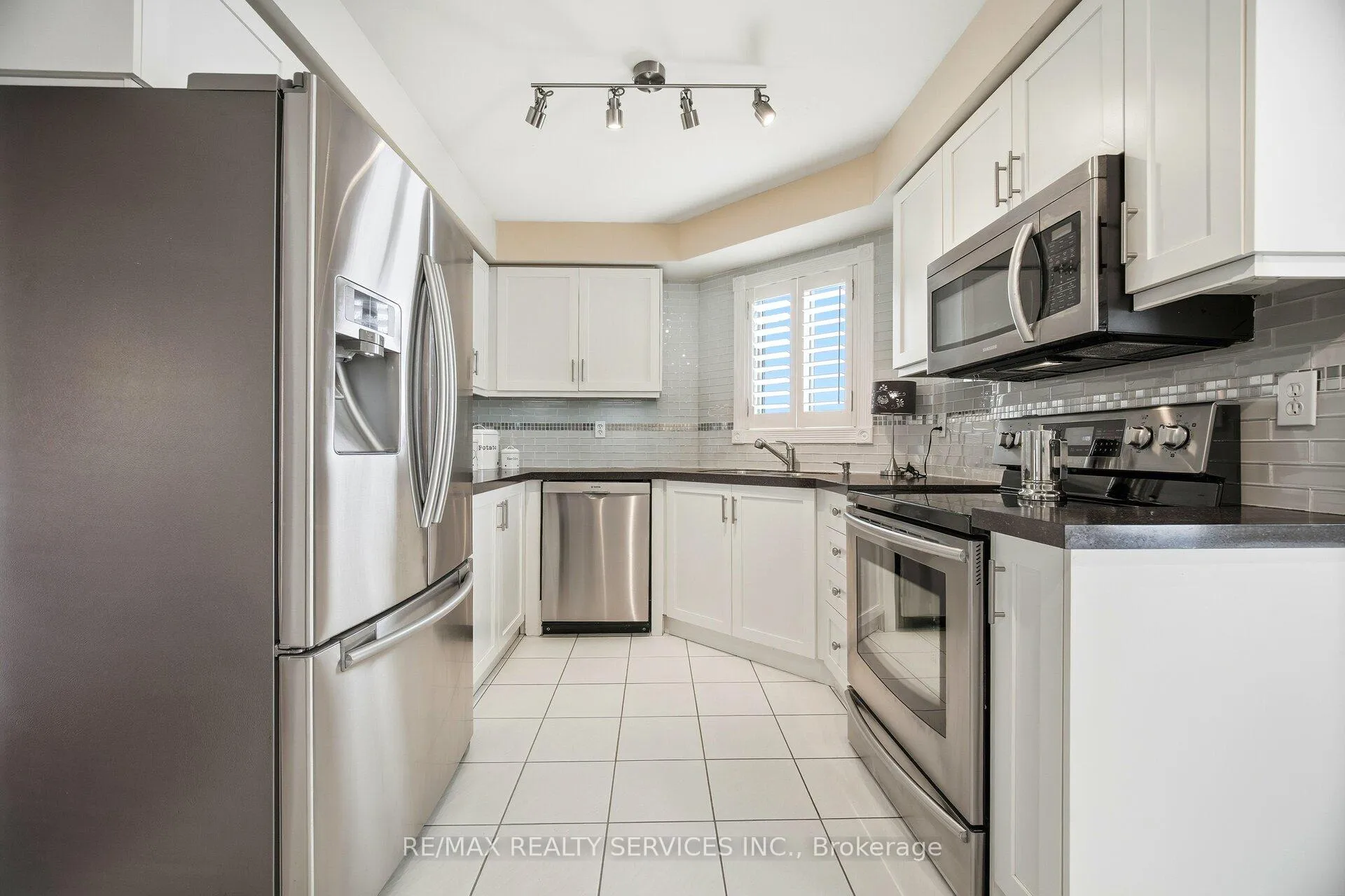 Photo 10 of 26 Hamilton Crescent, Halton Hills, Georgetown — HOMEH