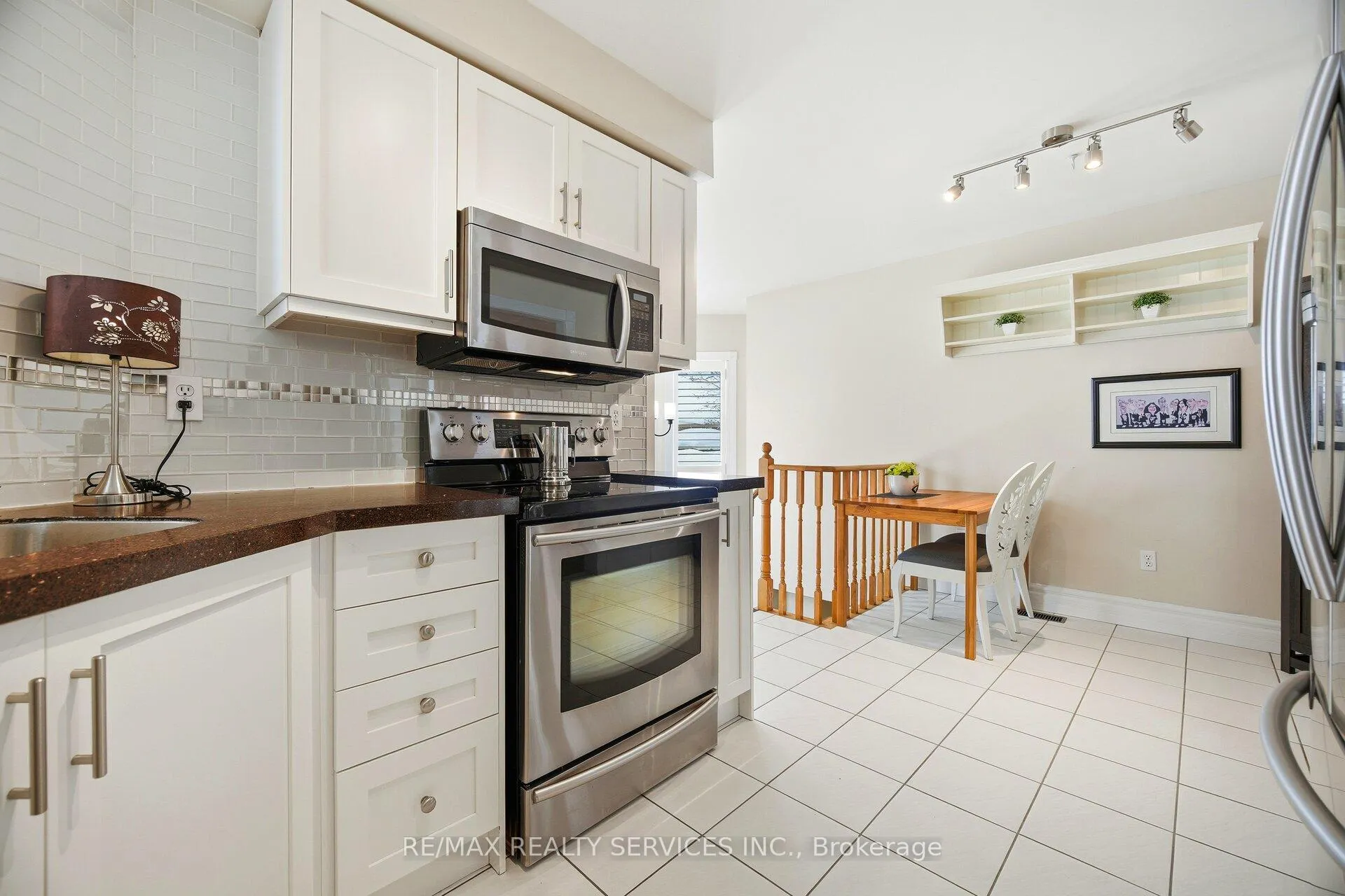 Photo 11 of 26 Hamilton Crescent, Halton Hills, Georgetown — HOMEH