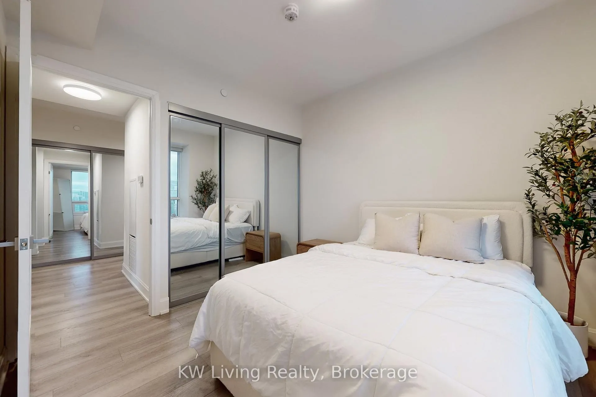 Photo 3 of Unit 1005, 18 Water Walk Drive, Markham, Unionville — HOMEH