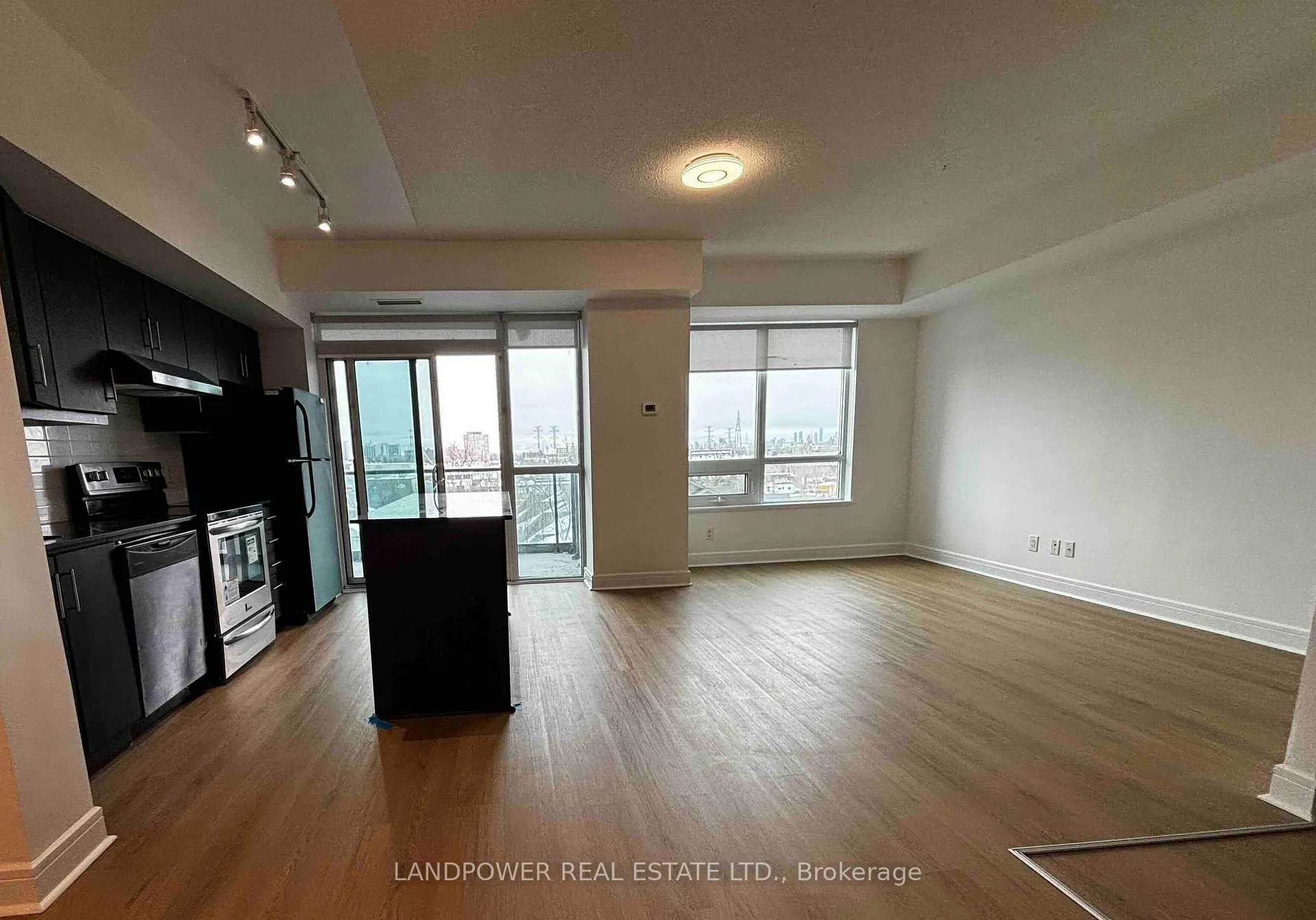 Photo 4 of Unit 512, 35 Brian Peck Crescent, Toronto, Thorncliffe Park — HOMEH