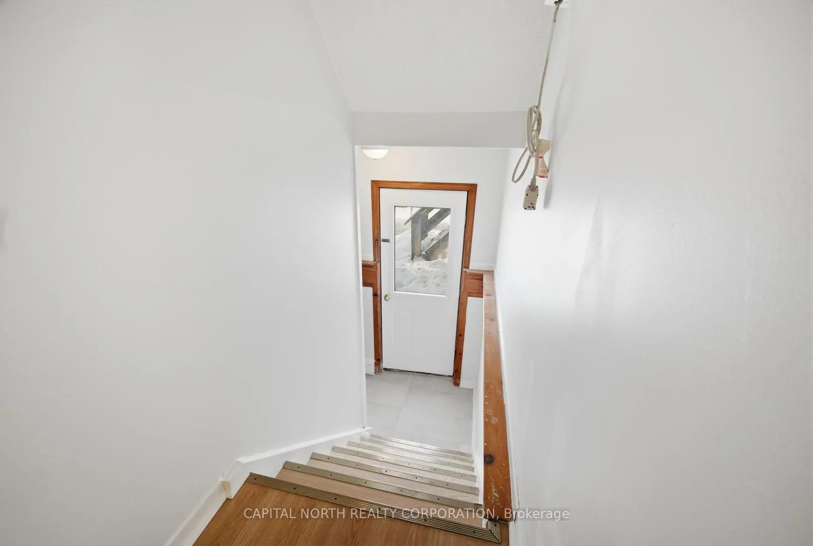 Photo 4 of Unit 6, 104 Wellington Street E, Aurora, Aurora Village — HOMEH