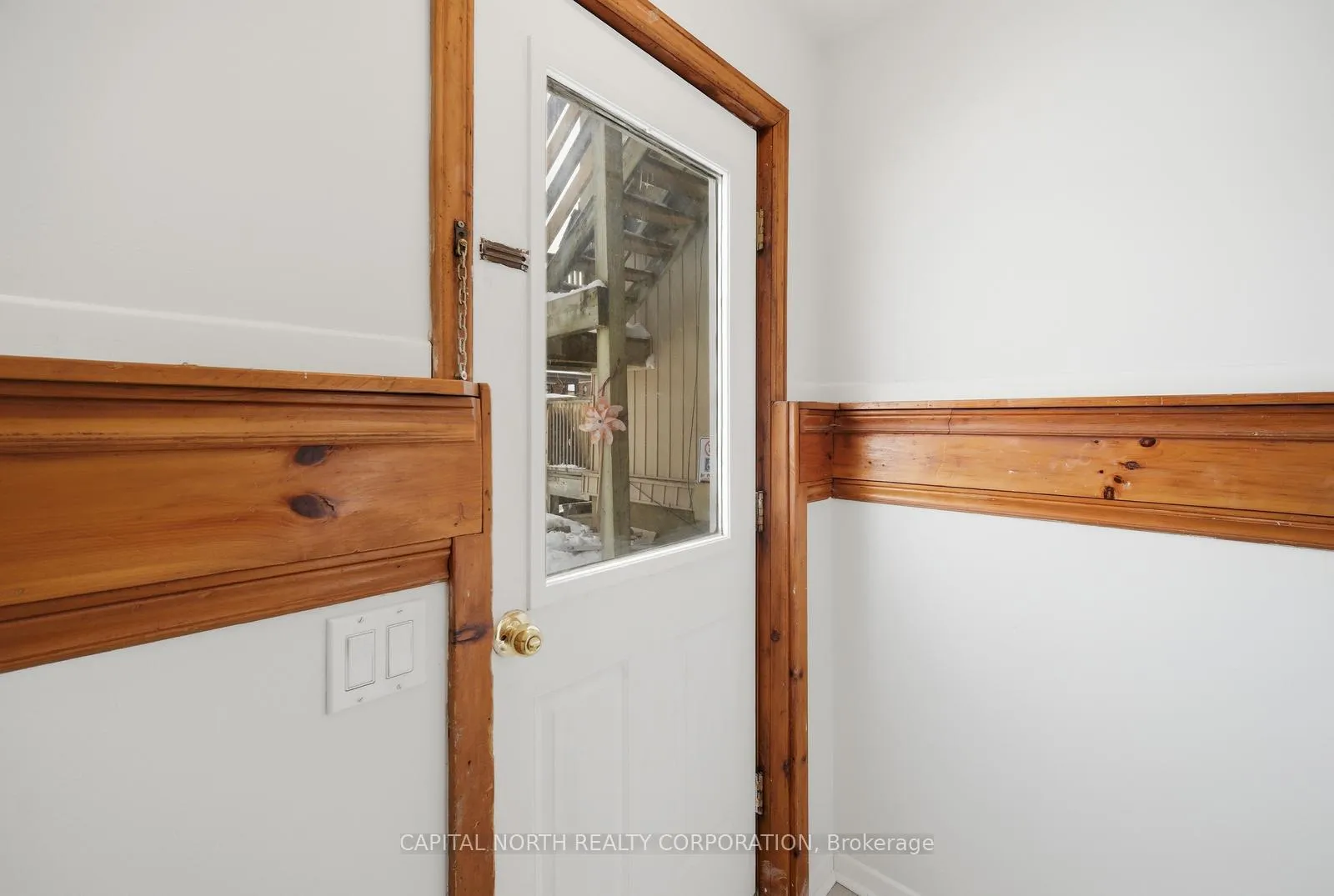 Photo 5 of Unit 6, 104 Wellington Street E, Aurora, Aurora Village — HOMEH