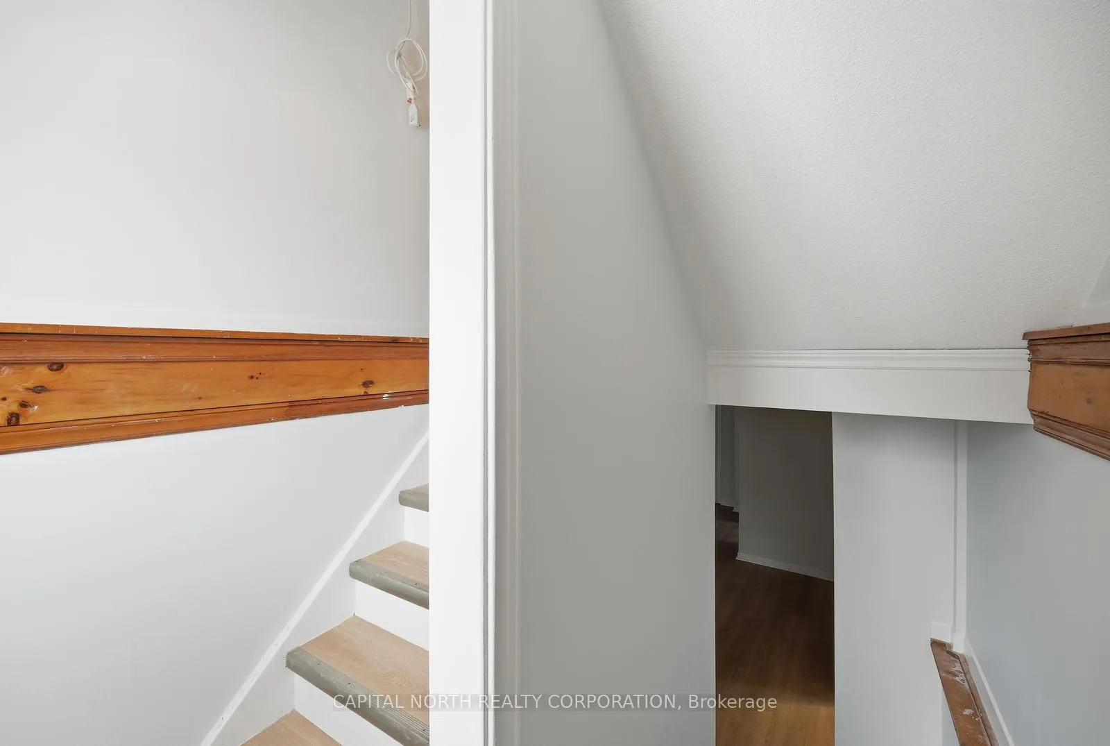 Photo 6 of Unit 6, 104 Wellington Street E, Aurora, Aurora Village — HOMEH