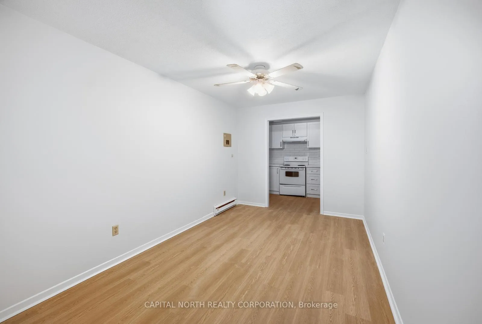 Photo 7 of Unit 6, 104 Wellington Street E, Aurora, Aurora Village — HOMEH
