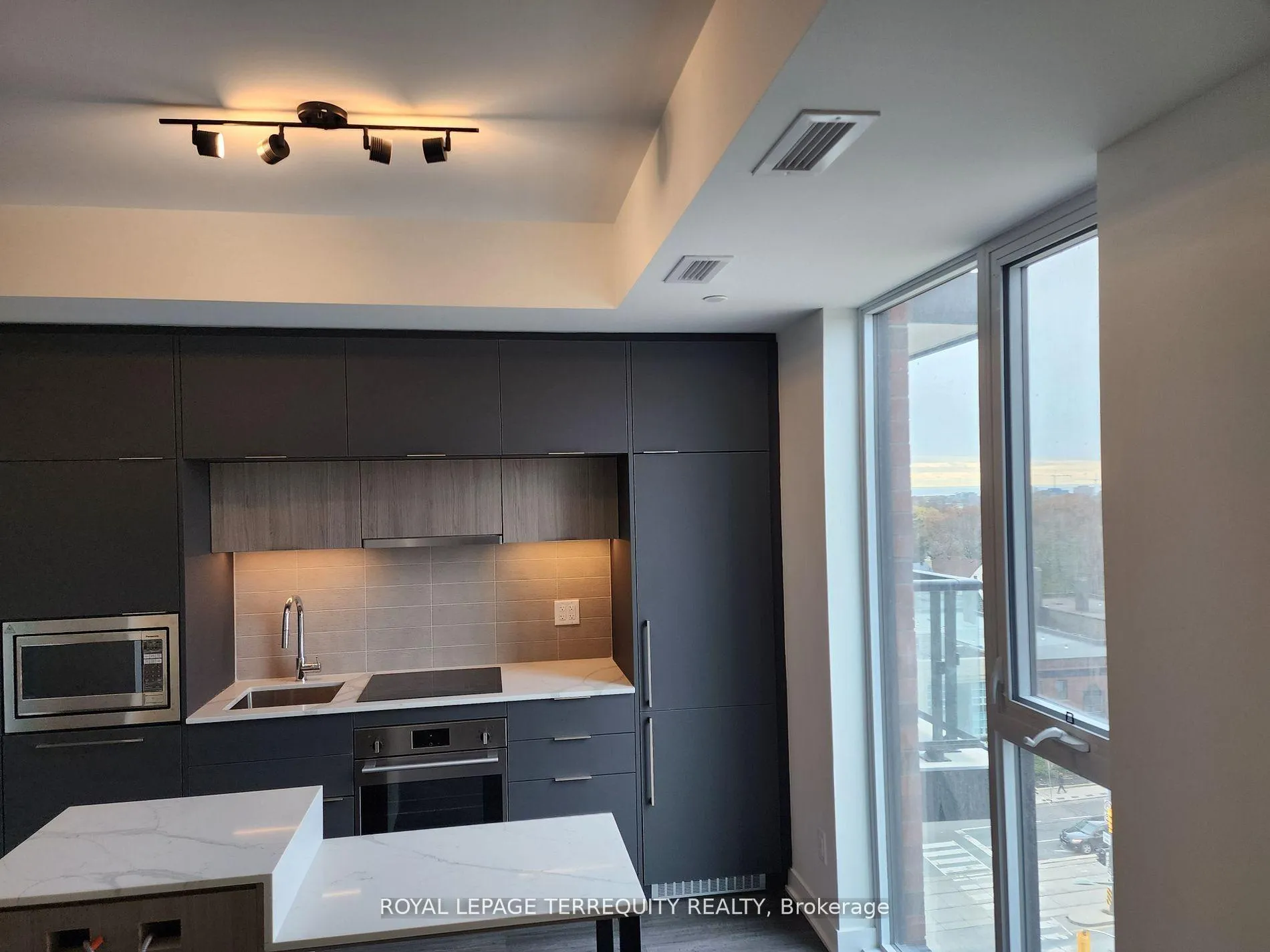 Photo 5 of Unit 809, 185 Alberta Avenue, Toronto, Oakwood Village — HOMEH