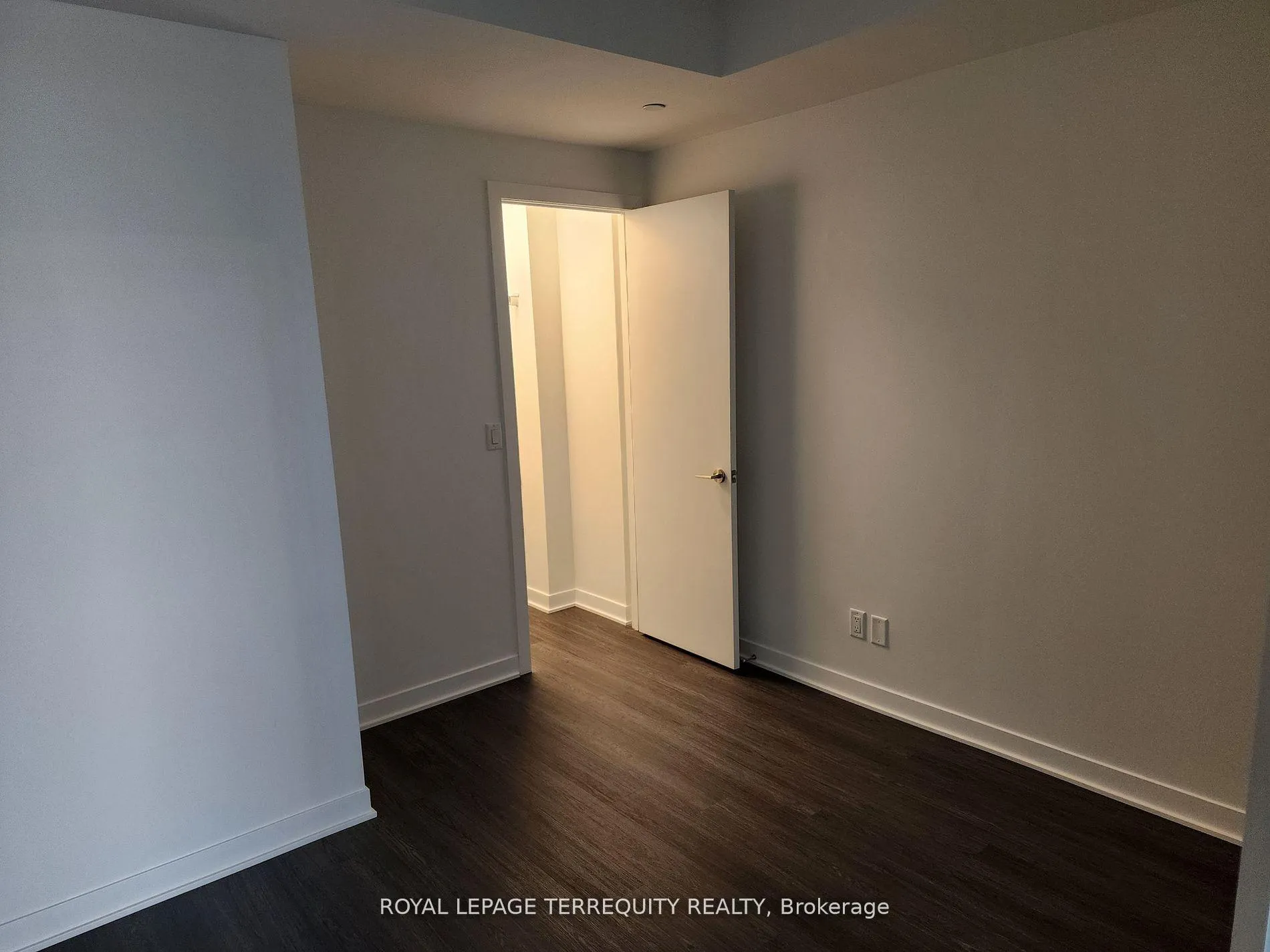 Photo 9 of Unit 809, 185 Alberta Avenue, Toronto, Oakwood Village — HOMEH