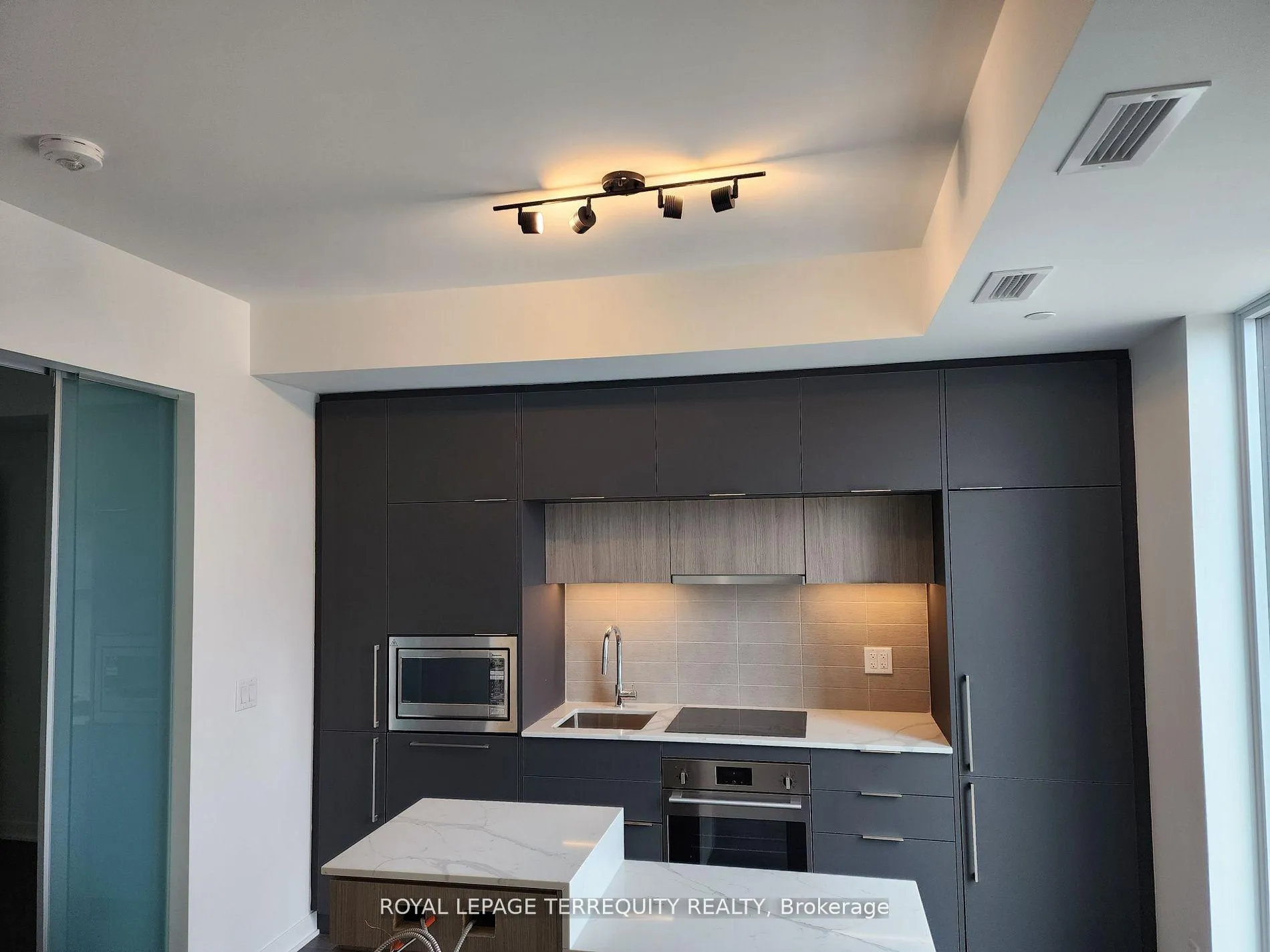 Photo 14 of Unit 809, 185 Alberta Avenue, Toronto, Oakwood Village — HOMEH