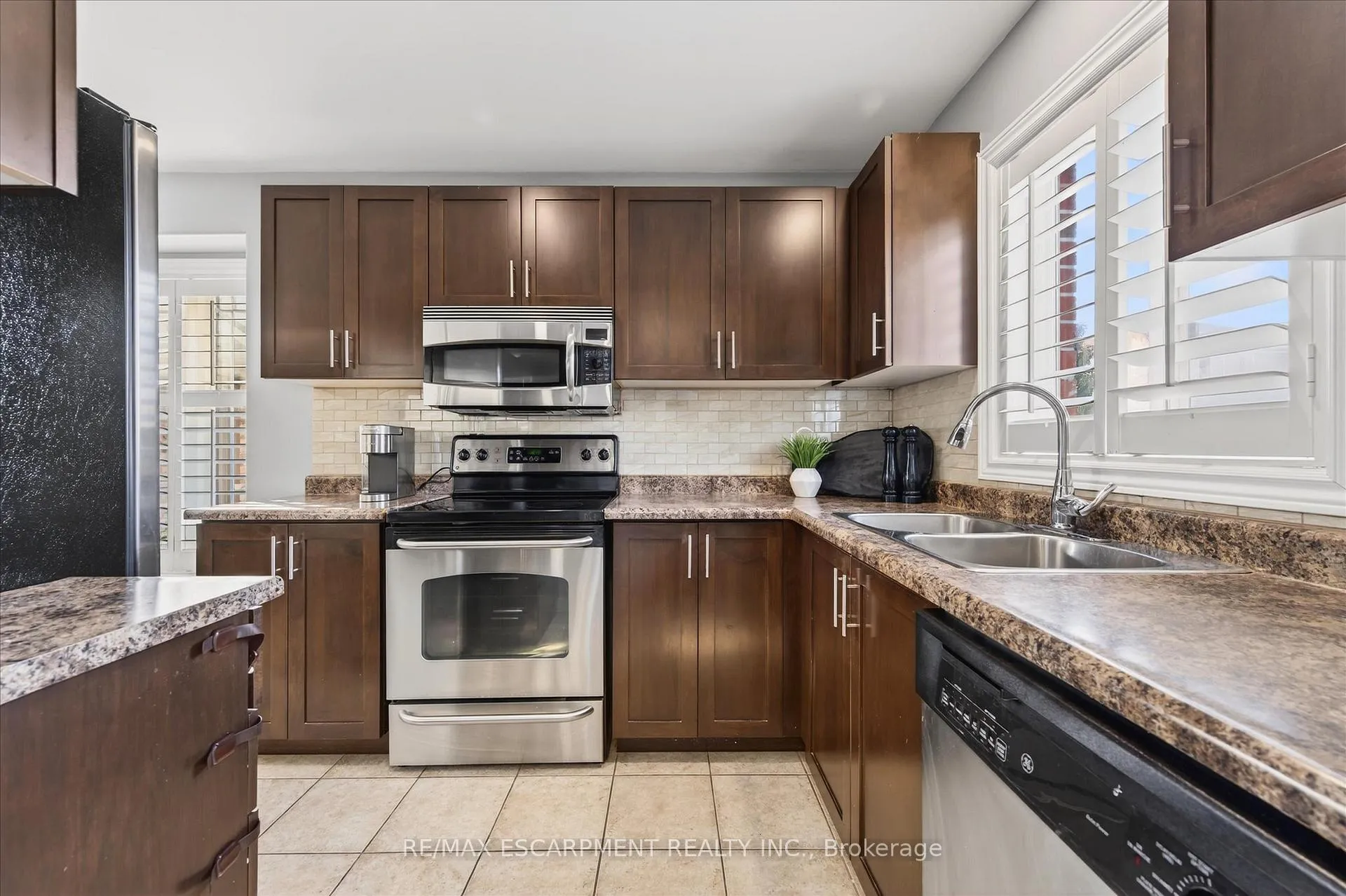 Photo 9 of 186 Great Oak Trail, Hamilton, Binbrook — HOMEH