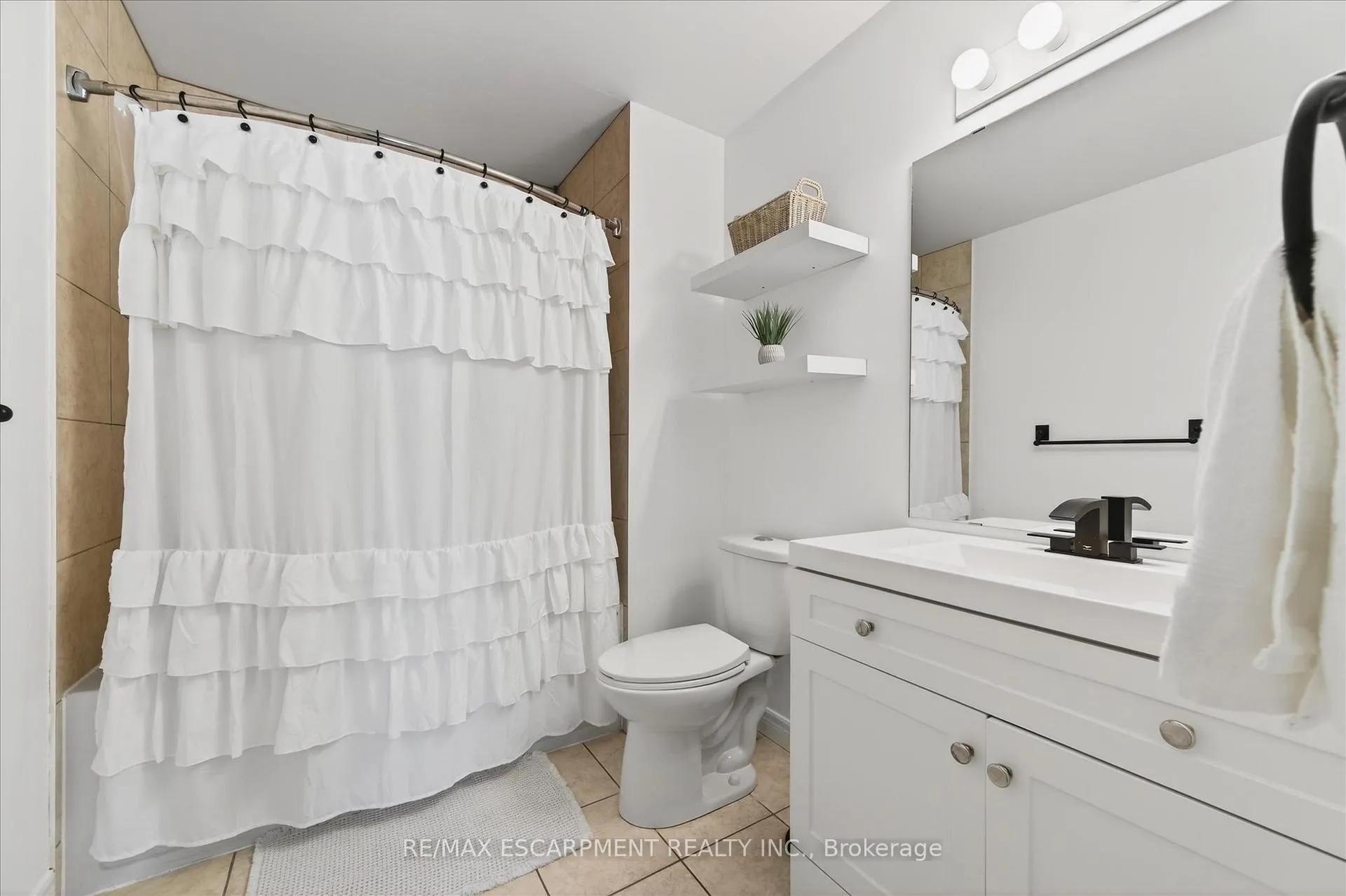 Photo 18 of 186 Great Oak Trail, Hamilton, Binbrook — HOMEH