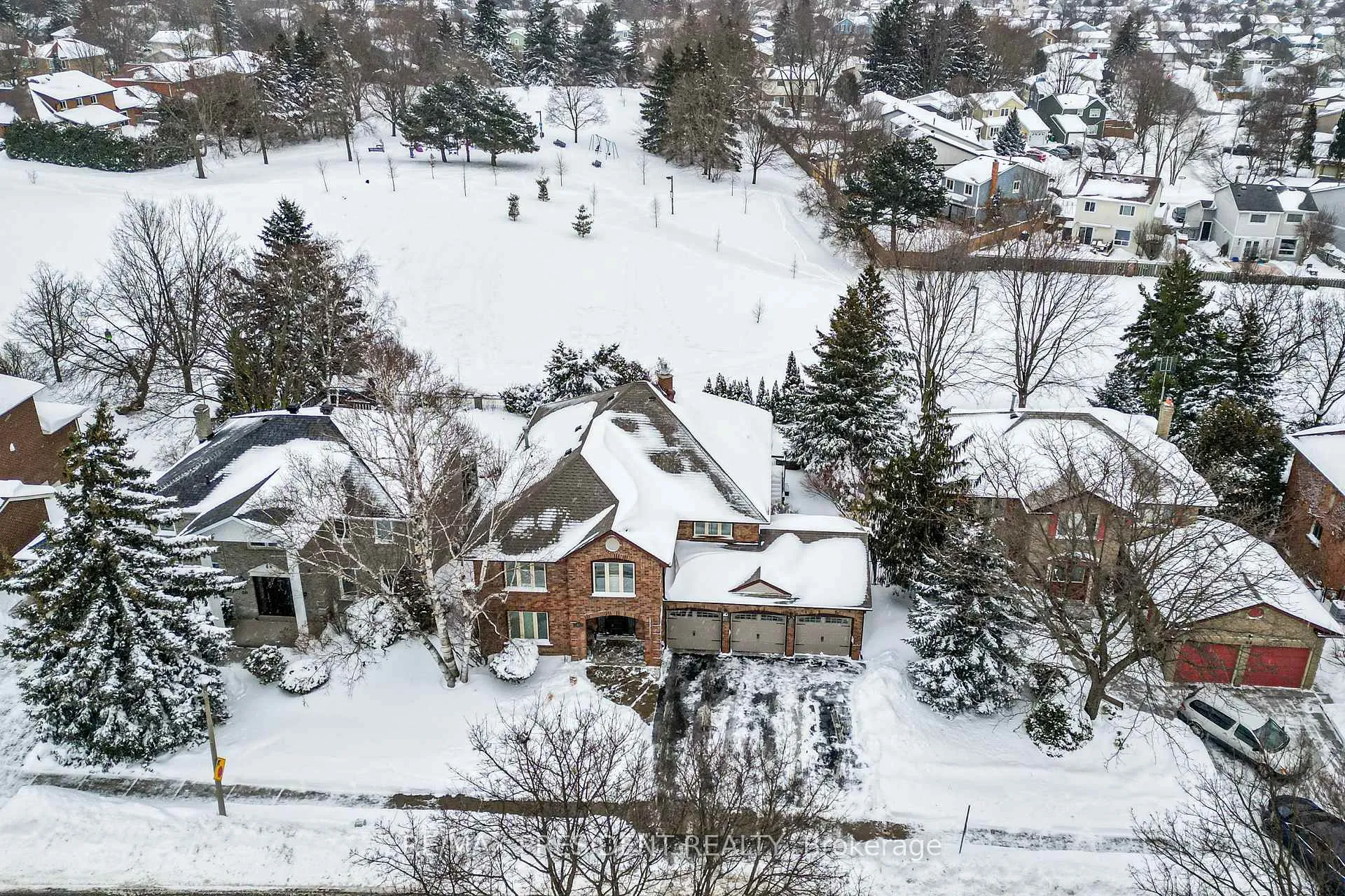 Photo 3 of 42 Mount Forest Drive, Brampton, Heart Lake West — HOMEH
