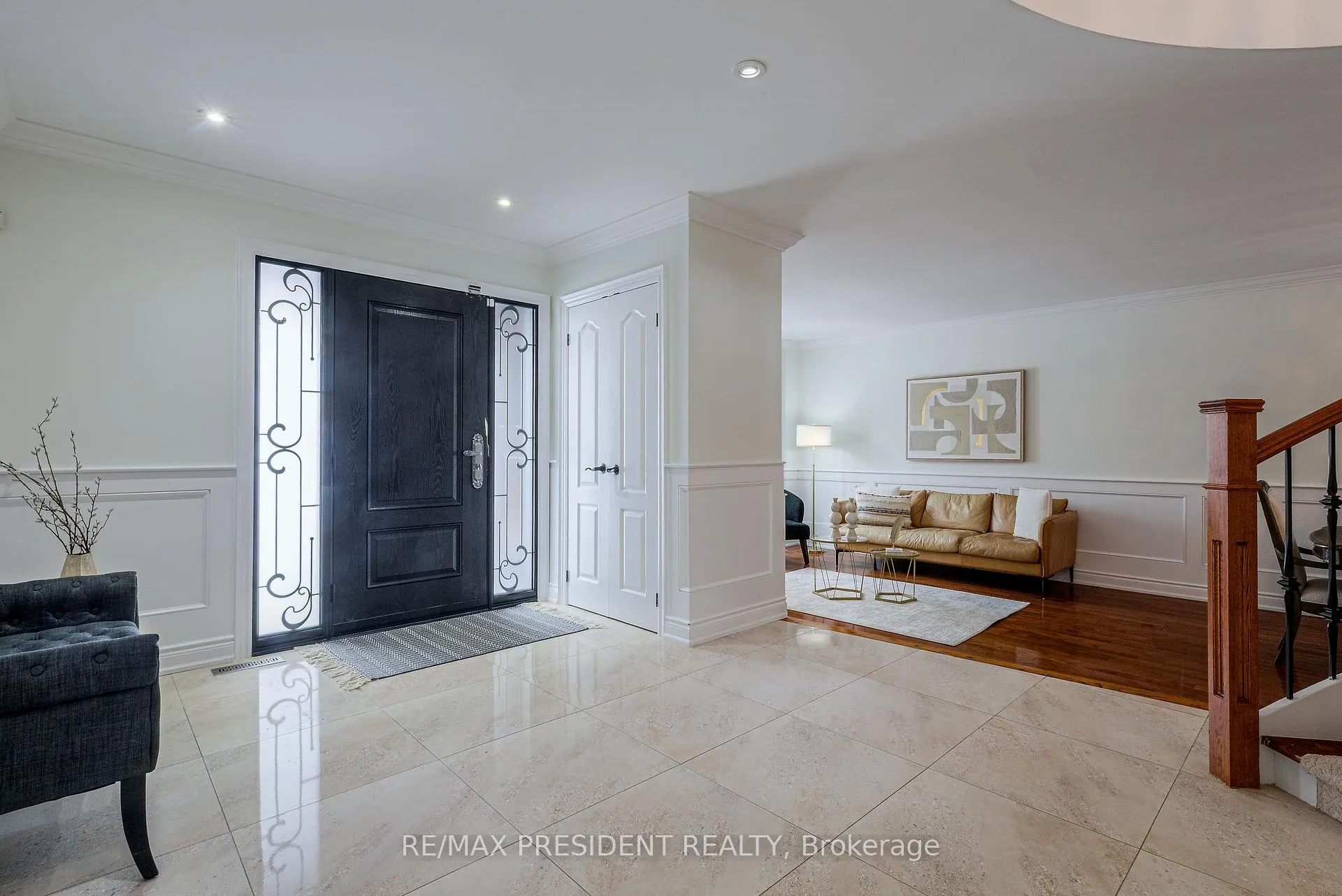 Photo 4 of 42 Mount Forest Drive, Brampton, Heart Lake West — HOMEH