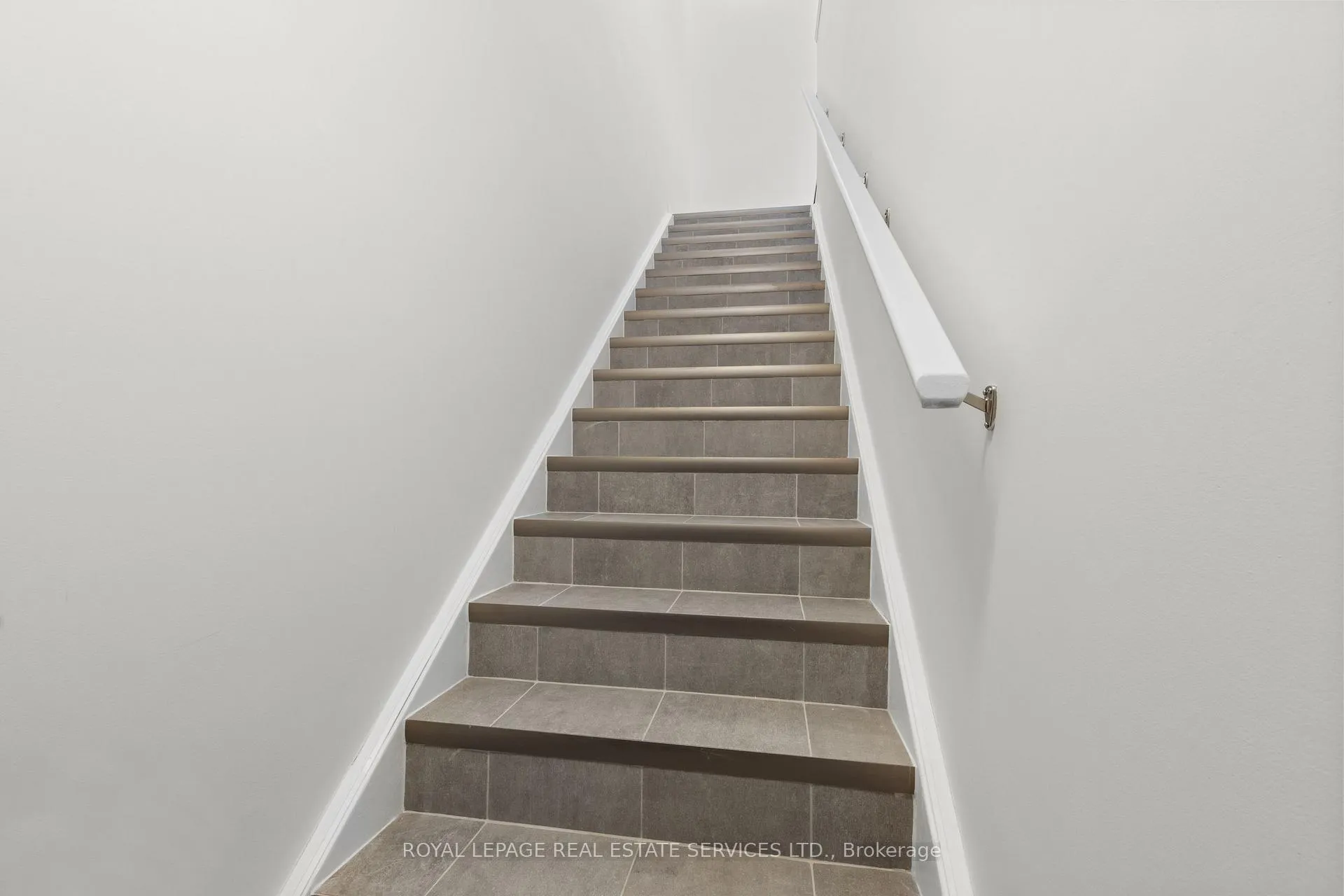 Photo 4 of 30 Thatcher Drive, Guelph, Kortright East — HOMEH