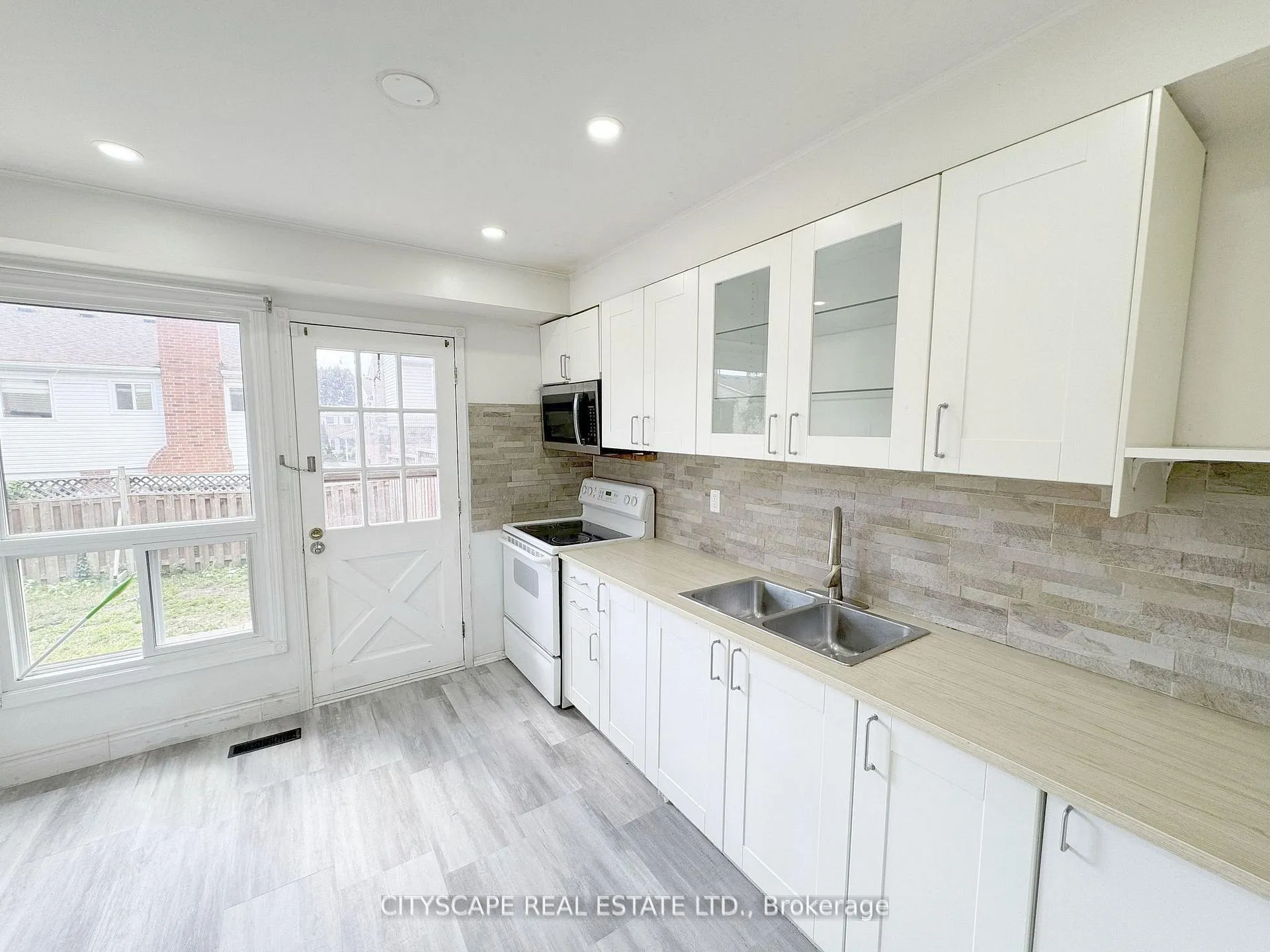 Photo 13 of 62 Barrington Crescent, Brampton, Heart Lake East — HOMEH
