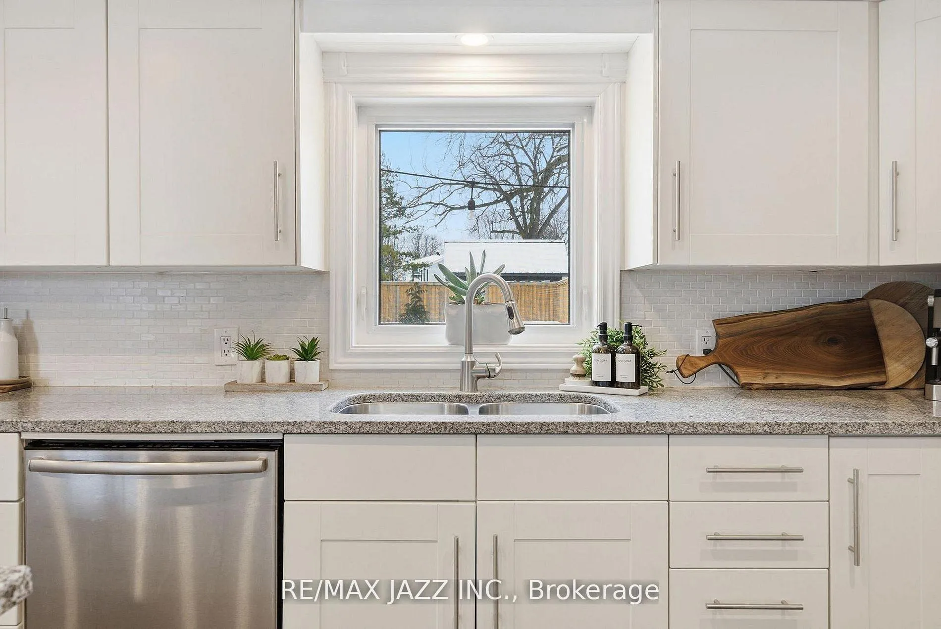 Photo 11 of 922 Byron Street S, Whitby, Downtown Whitby — HOMEH