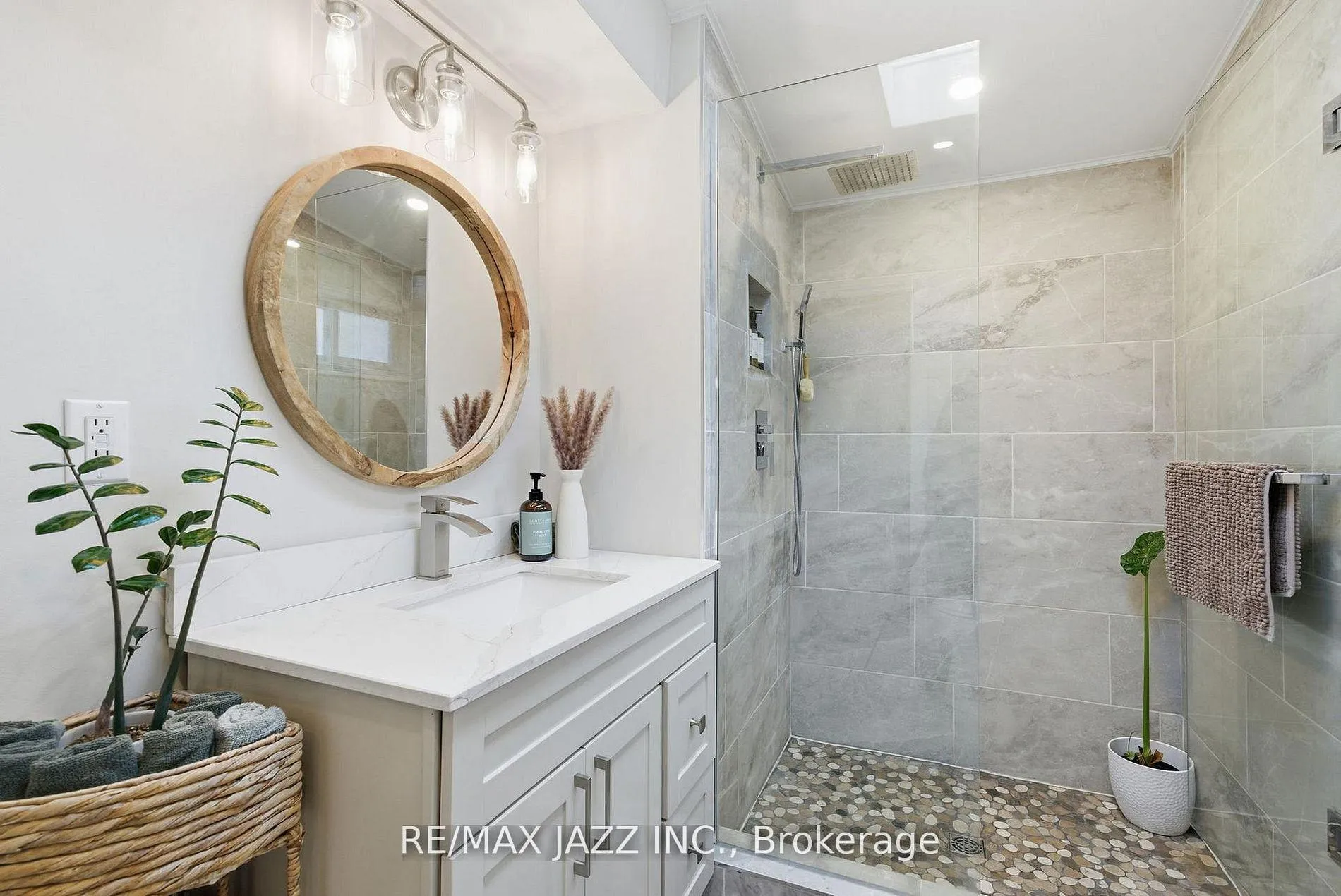 Photo 18 of 922 Byron Street S, Whitby, Downtown Whitby — HOMEH