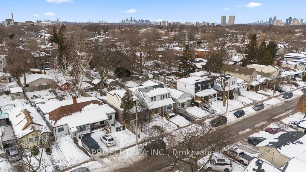 Photo 32 of 146 King Edward Avenue, Toronto, Woodbine-Lumsden — HOMEH
