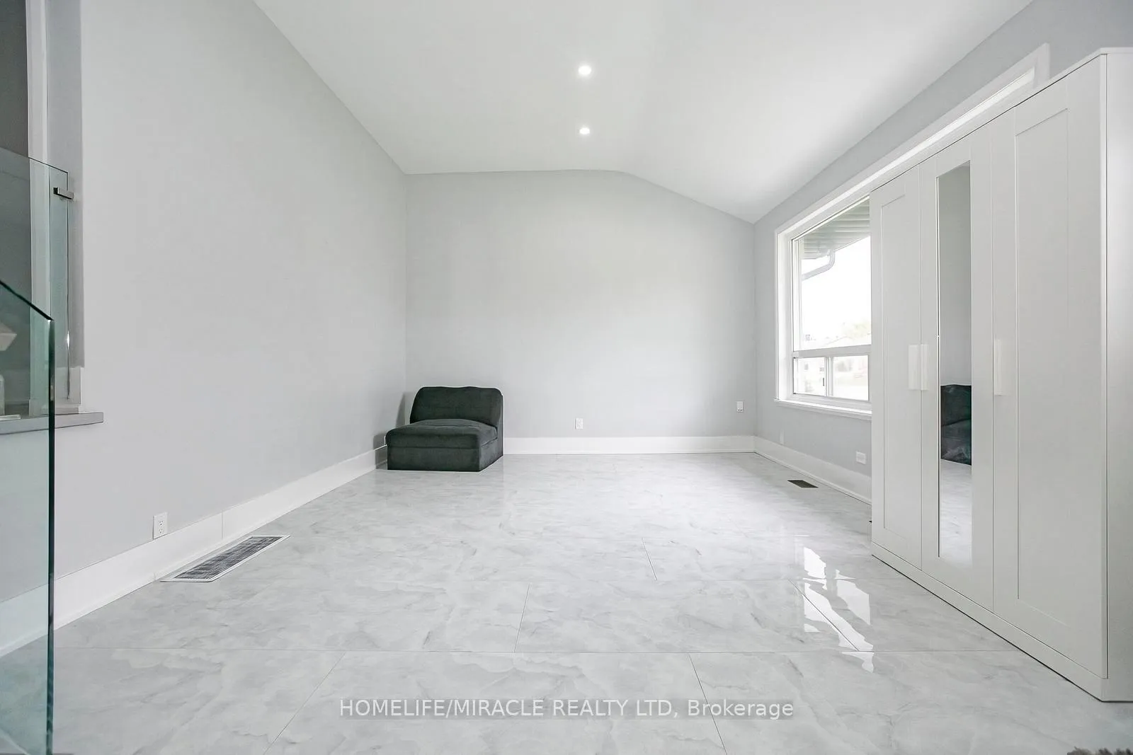 Photo 8 of 76 Raylawn Crescent, Halton Hills, Georgetown — HOMEH