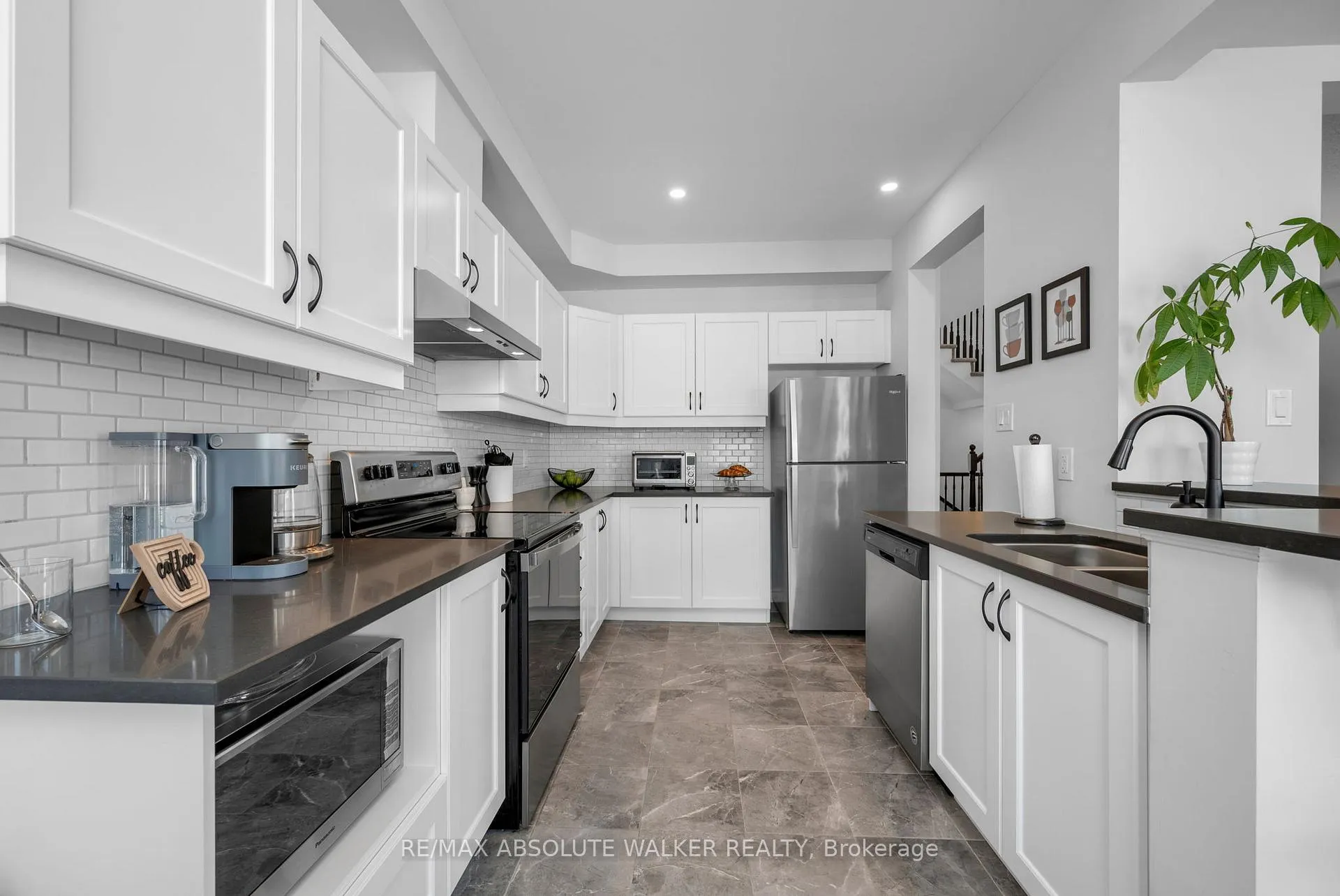 Photo 7 of 788 Brittanic Road, Ottawa, Kanata - Emerald Meadows/Trailwest — HOMEH