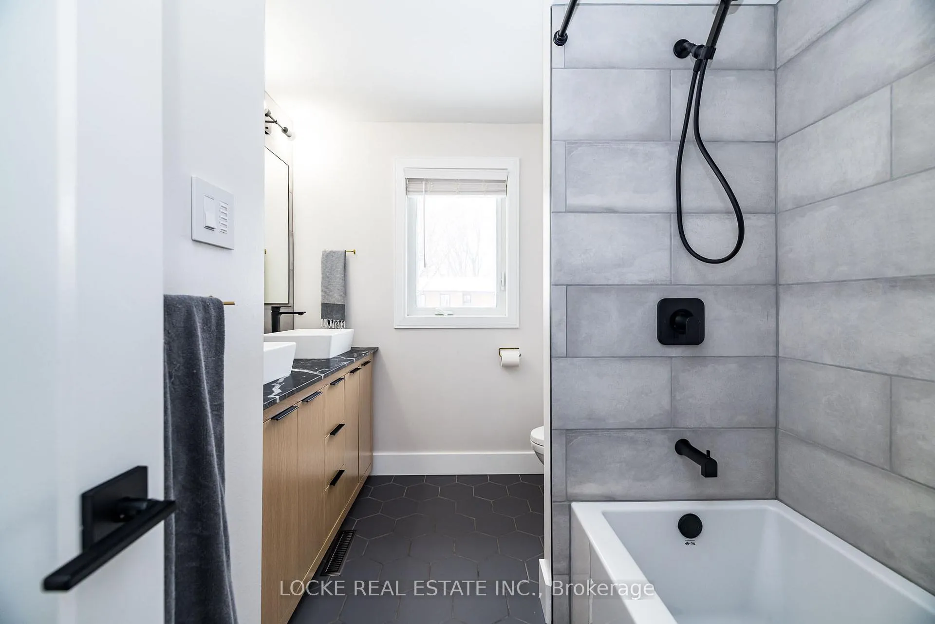 Photo 33 of 6066 Ridgelea Place, Ottawa, Chapel Hill — HOMEH