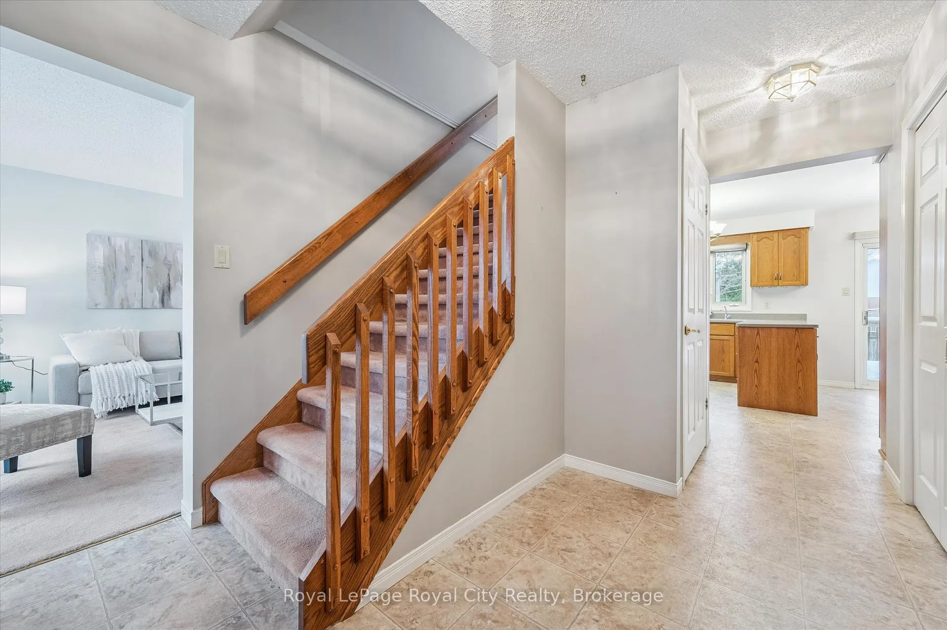 Photo 5 of 43 Brady Lane, Guelph, Kortright East — HOMEH
