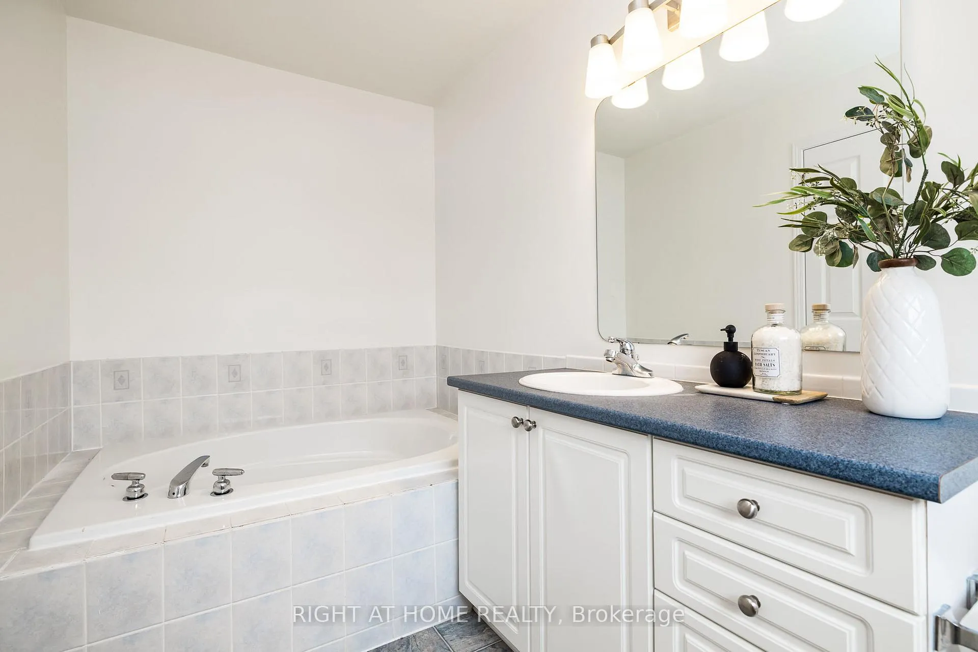Photo 21 of 59 Scampton Drive, Ottawa, Kanata - Morgan's Grant/South March — HOMEH