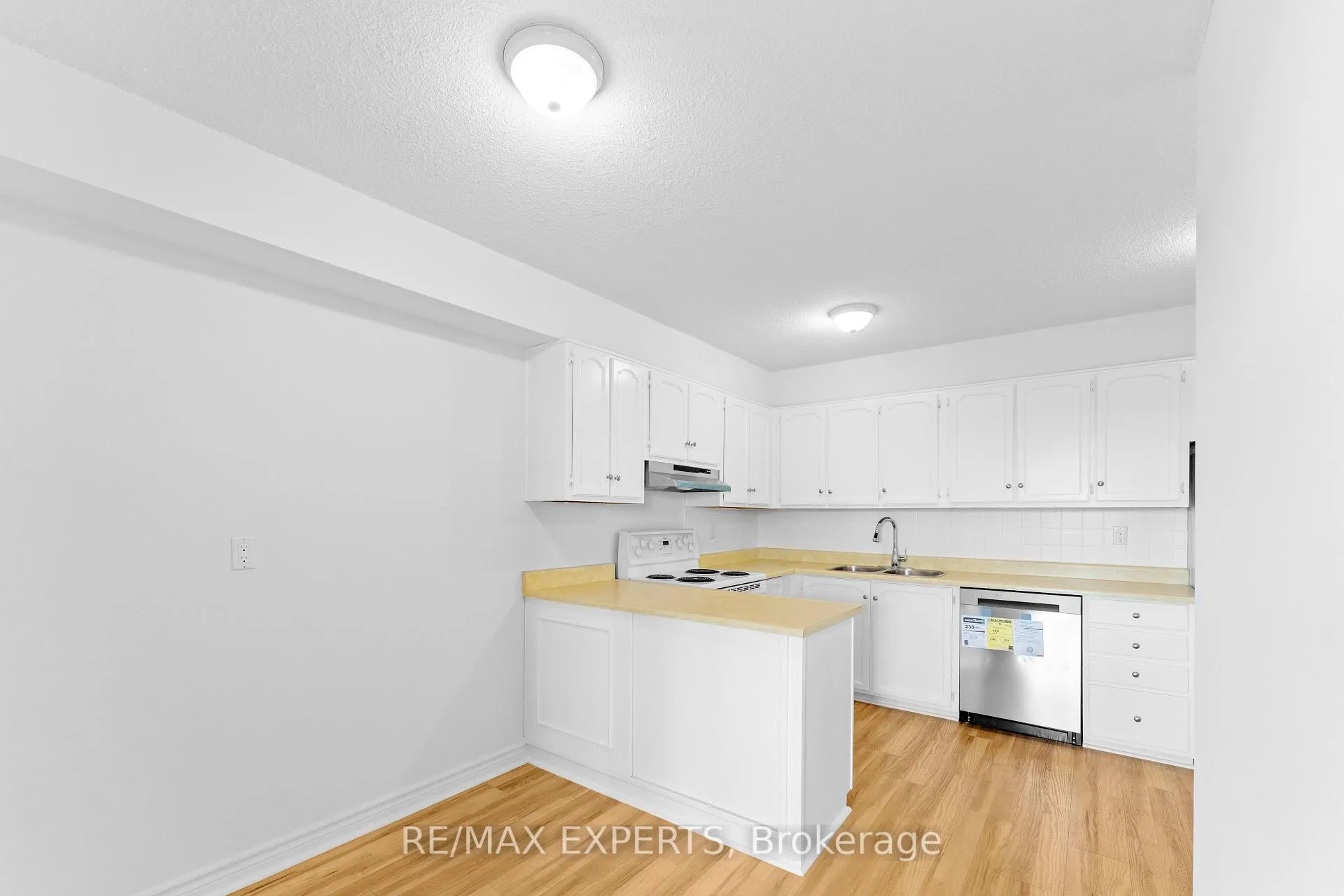 Photo 4 of Unit 607, 8111 Yonge Street, Markham, Royal Orchard — HOMEH