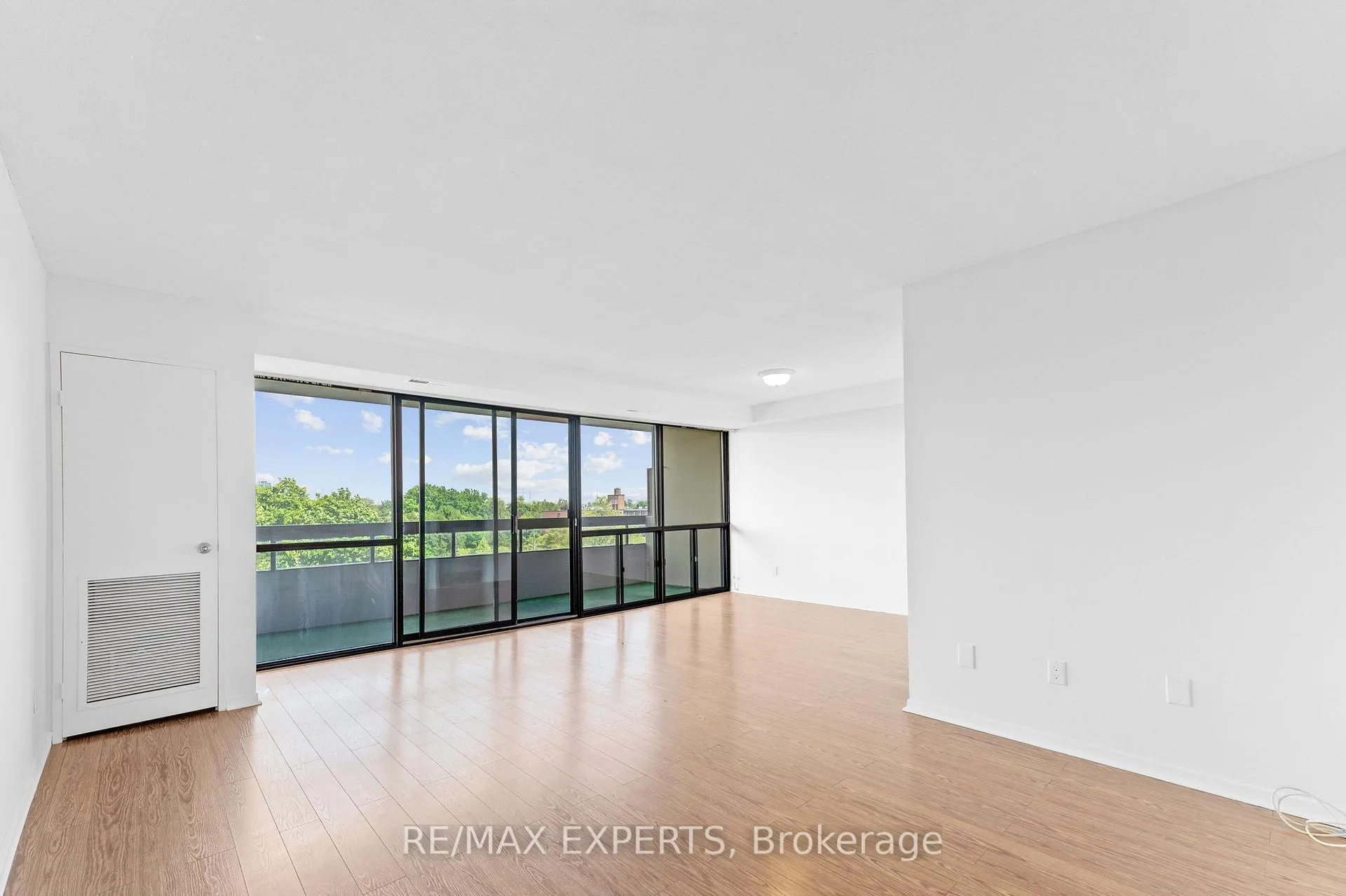 Photo 8 of Unit 607, 8111 Yonge Street, Markham, Royal Orchard — HOMEH