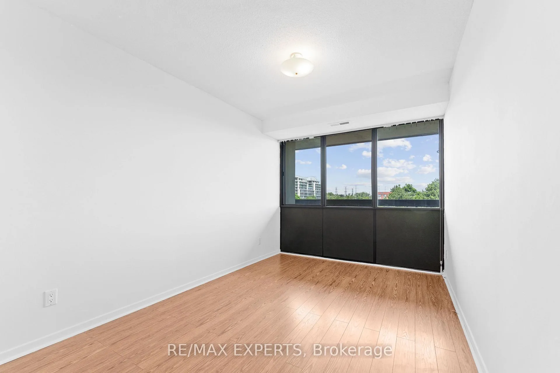Photo 9 of Unit 607, 8111 Yonge Street, Markham, Royal Orchard — HOMEH