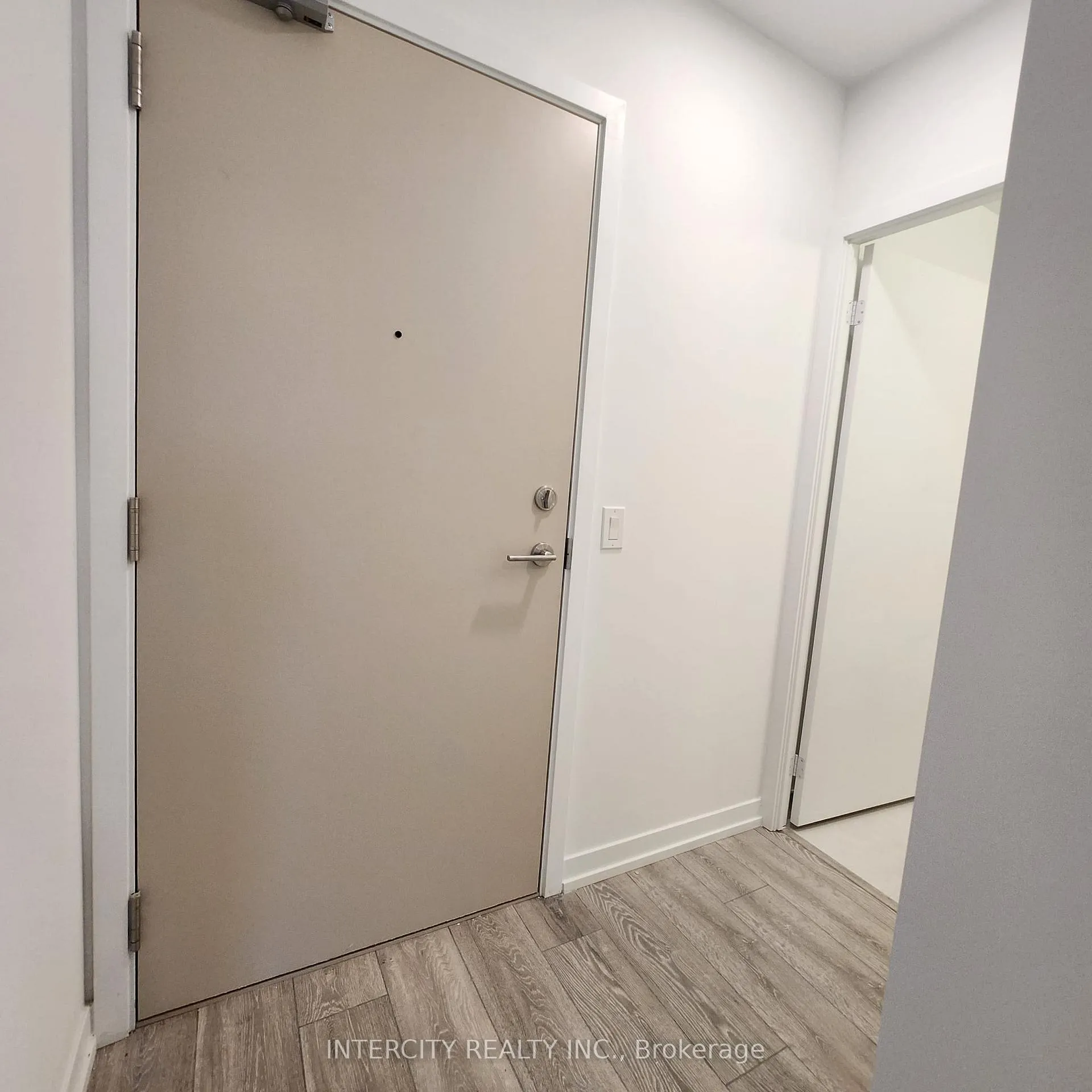 Photo 4 of Unit 728, 2020 Bathurst Street, Toronto, Humewood-Cedarvale — HOMEH