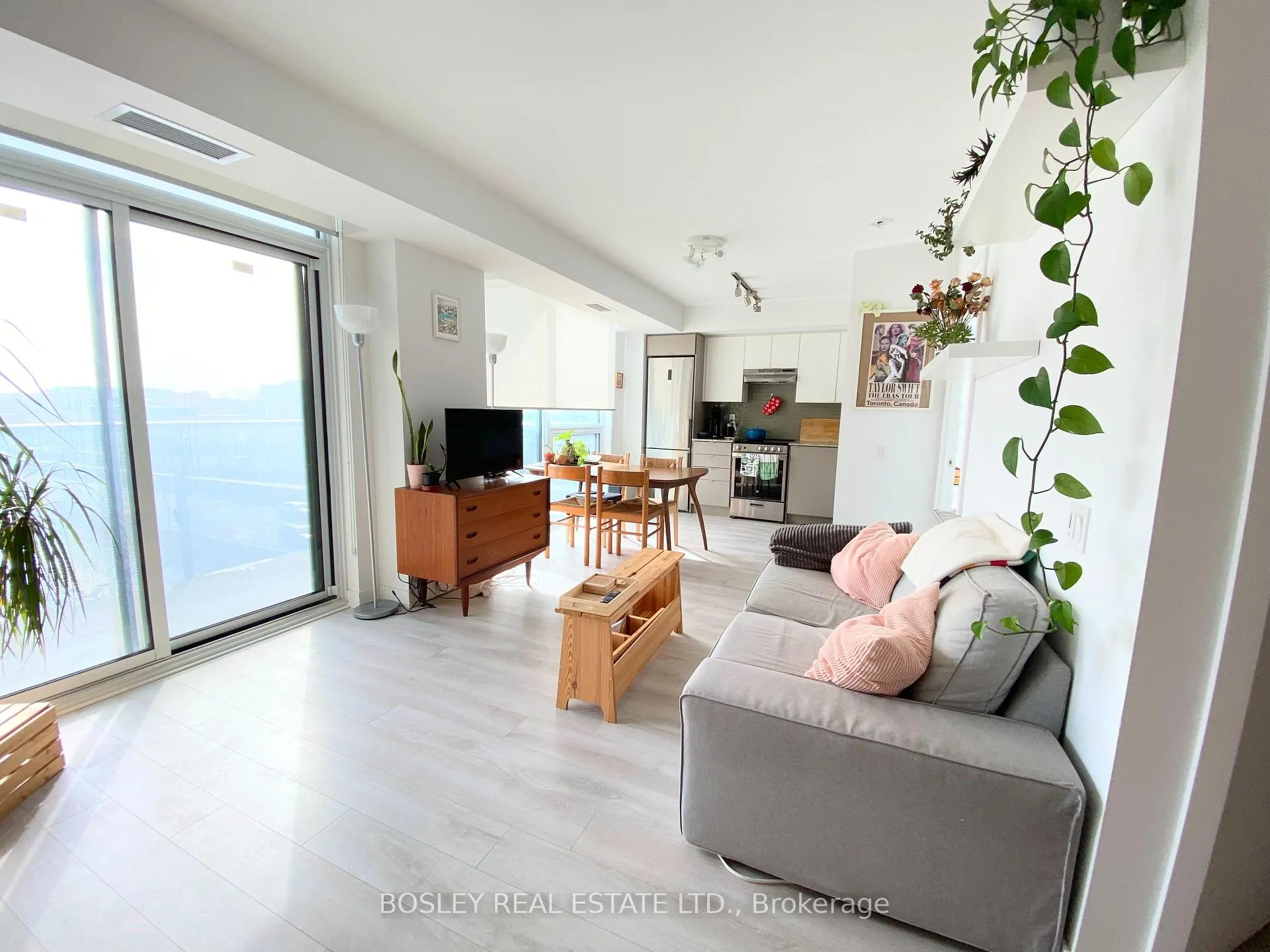 Photo 4 of Unit 604, 120 Varna Drive, Toronto, Englemount-Lawrence — HOMEH