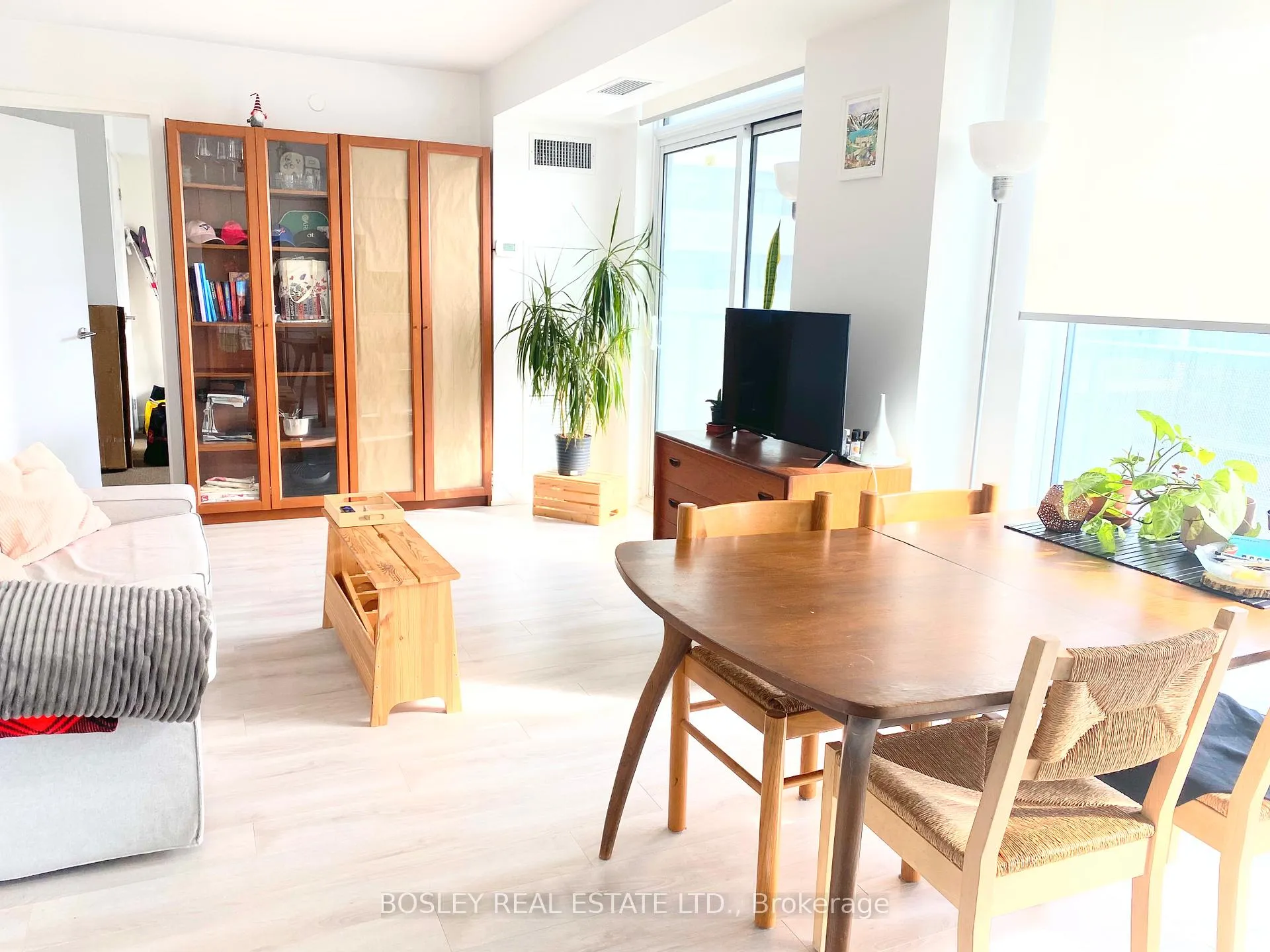 Photo 6 of Unit 604, 120 Varna Drive, Toronto, Englemount-Lawrence — HOMEH