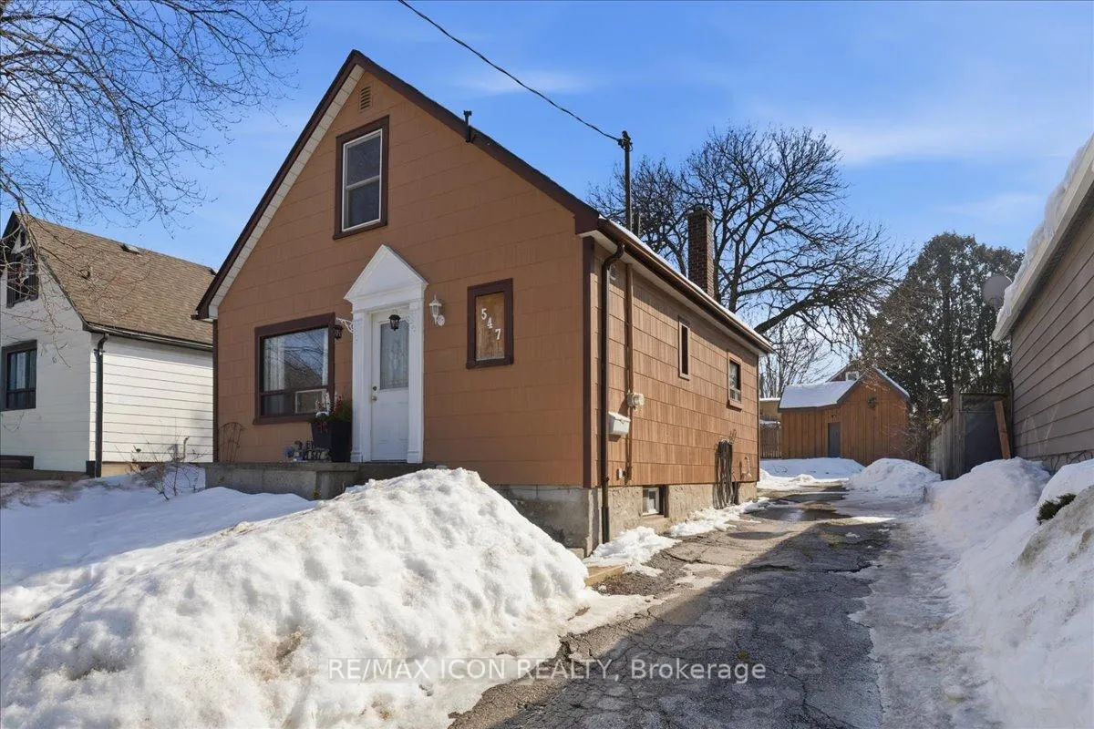 Front of 547 Wellington Street N