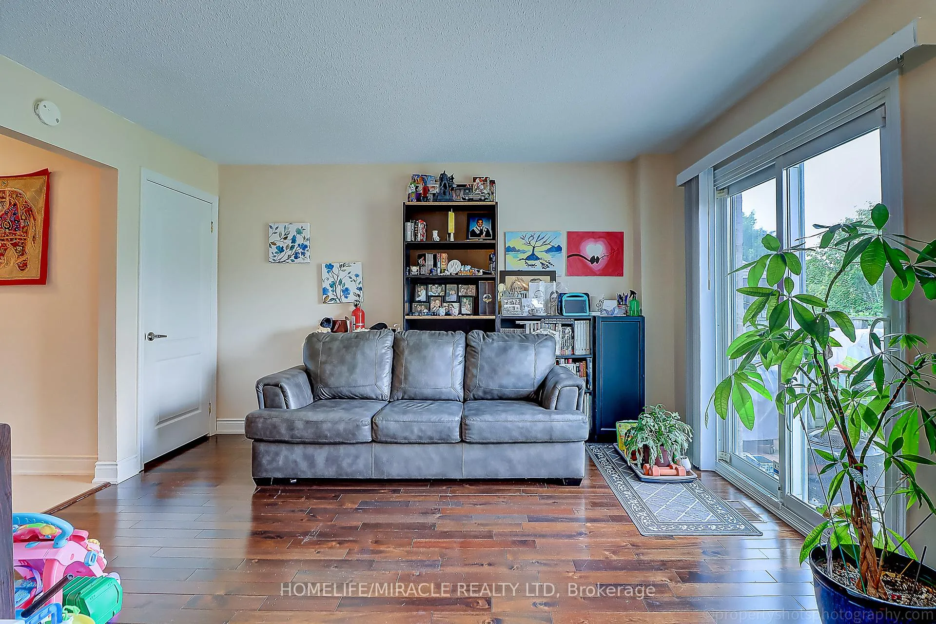 Photo 4 of 114 Martindale Crescent, Brampton, Brampton West — HOMEH