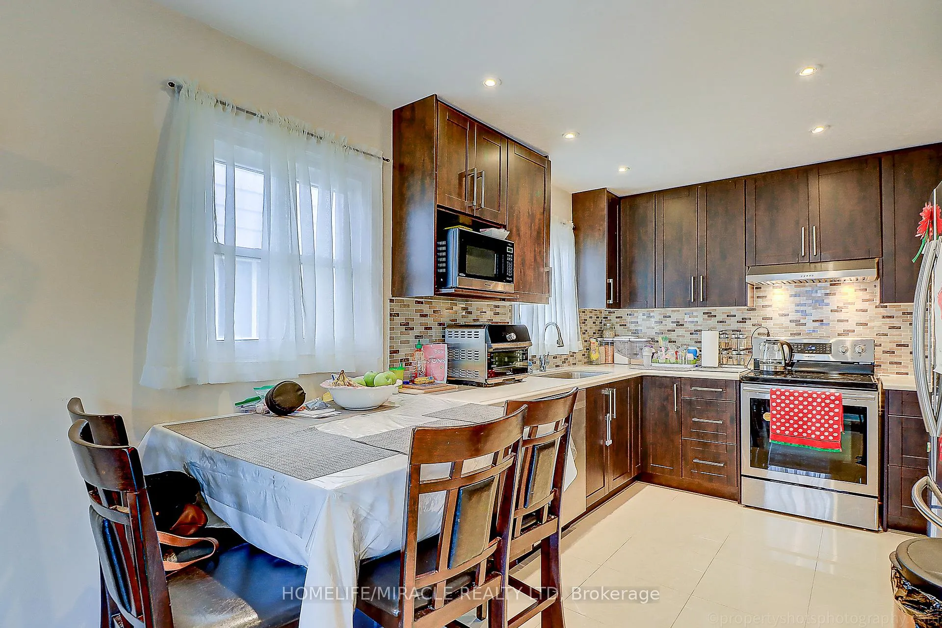 Photo 8 of 114 Martindale Crescent, Brampton, Brampton West — HOMEH