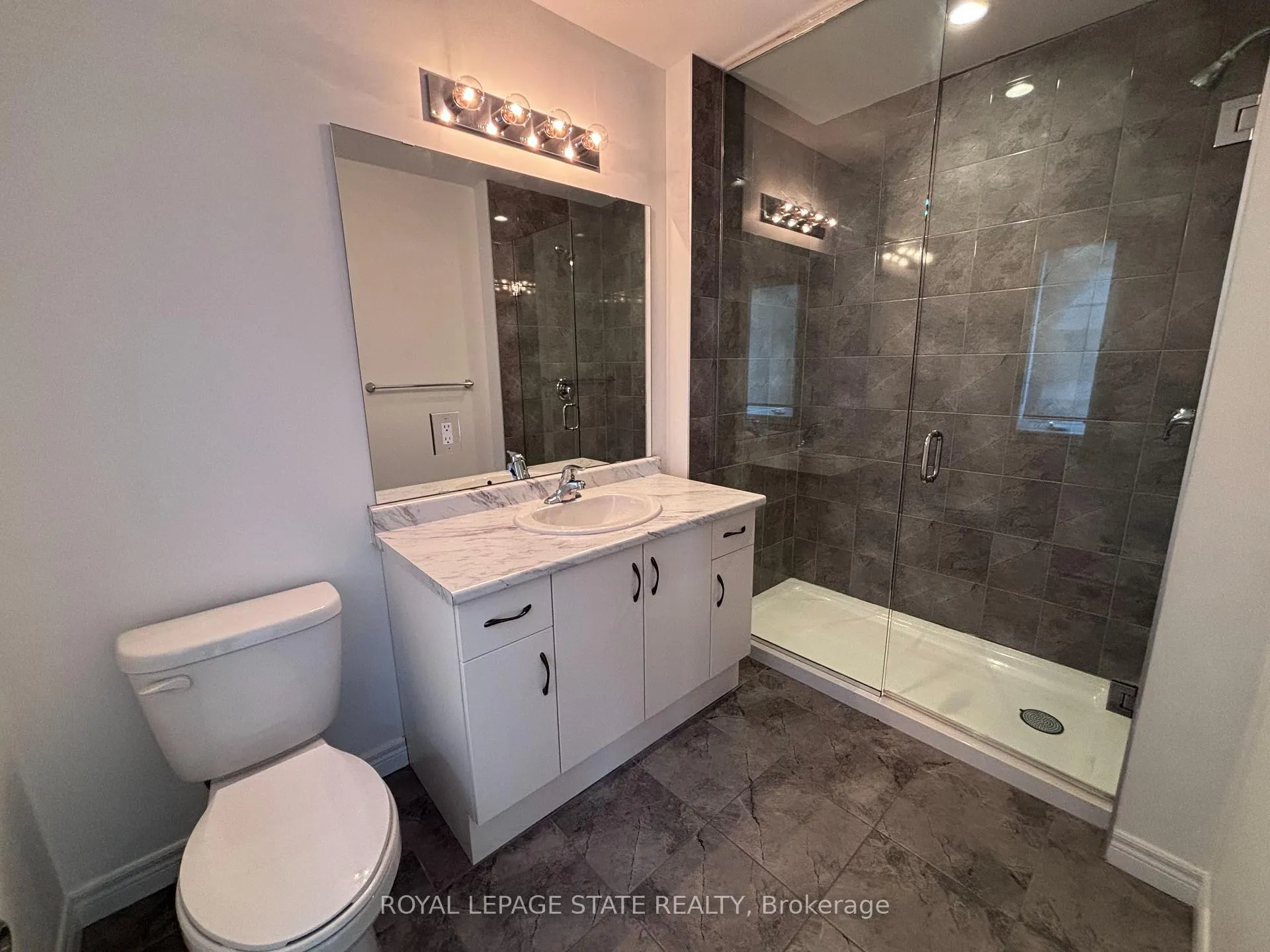 Photo 11 of 24 Garlent Avenue, Hamilton, Meadowlands — HOMEH