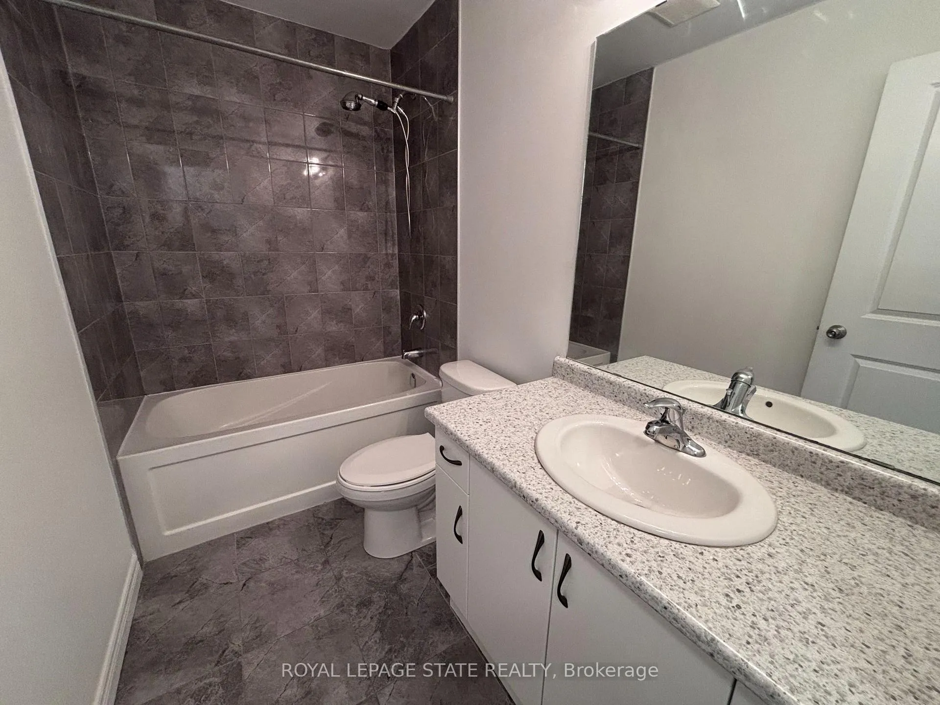 Photo 14 of 24 Garlent Avenue, Hamilton, Meadowlands — HOMEH