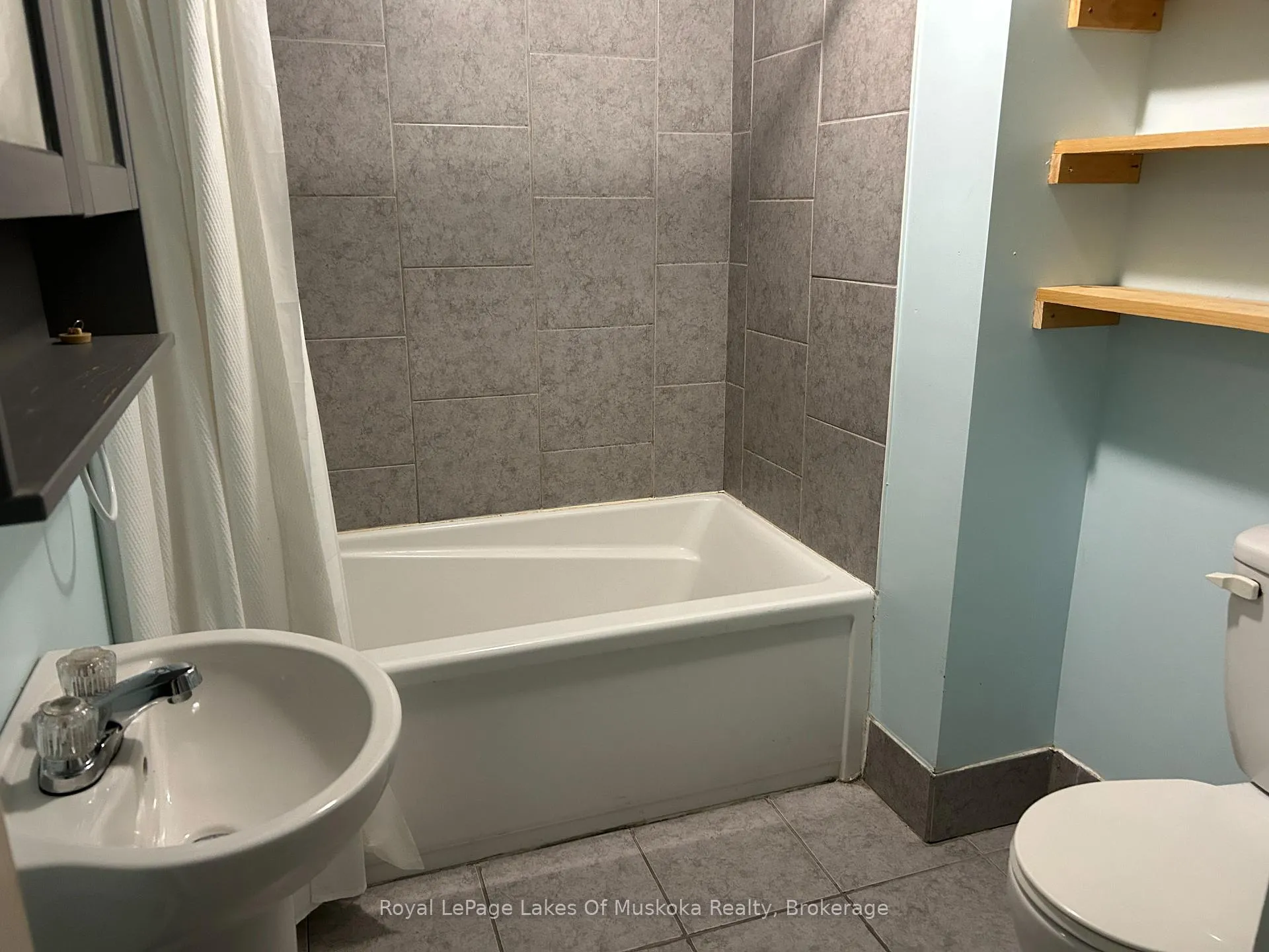 Photo 12 of 190 Ecclestone Drive, Bracebridge, Monck (Bracebridge) — HOMEH