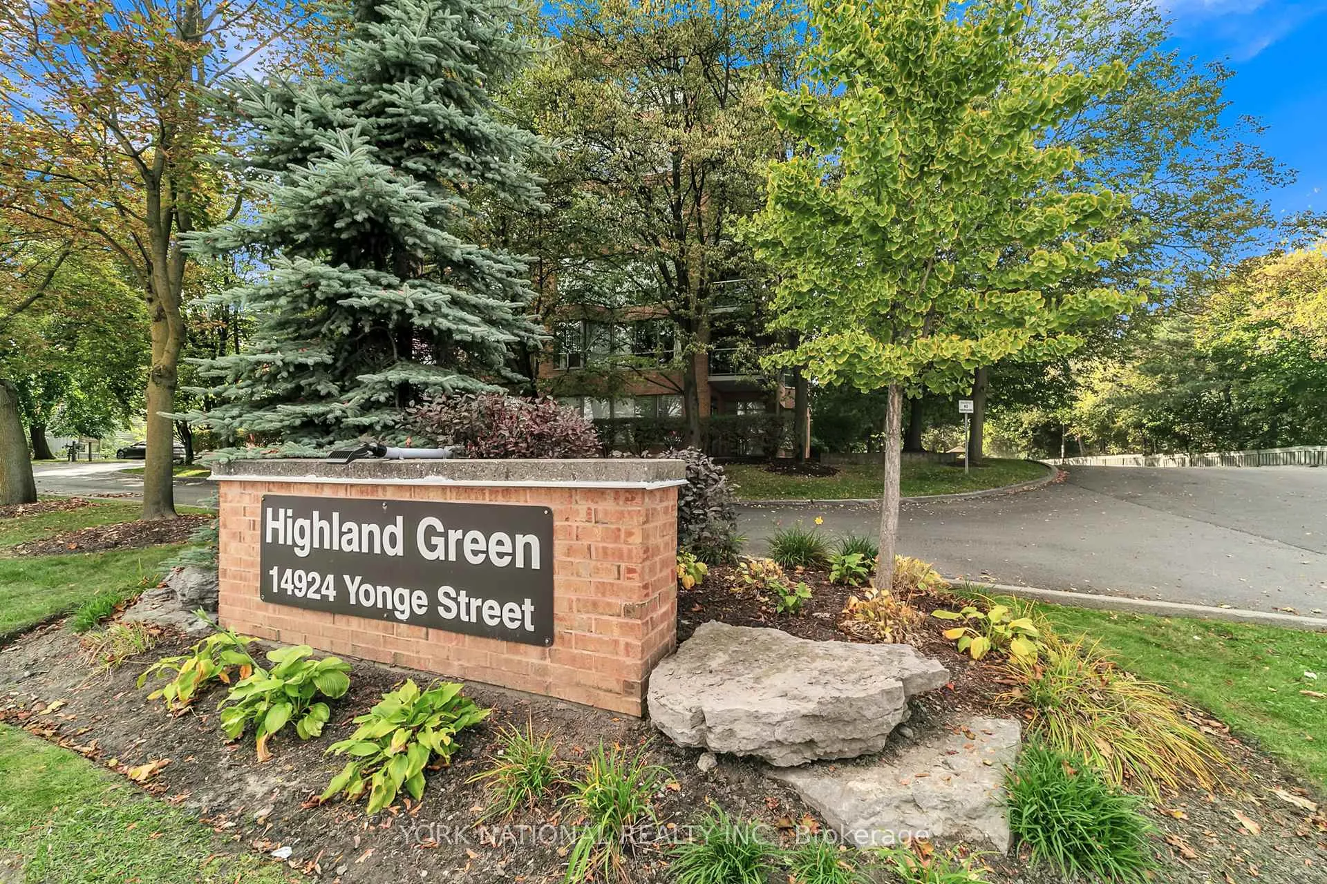 Photo 2 of Unit 408, 14924 Yonge Street, Aurora, Aurora Highlands — HOMEH