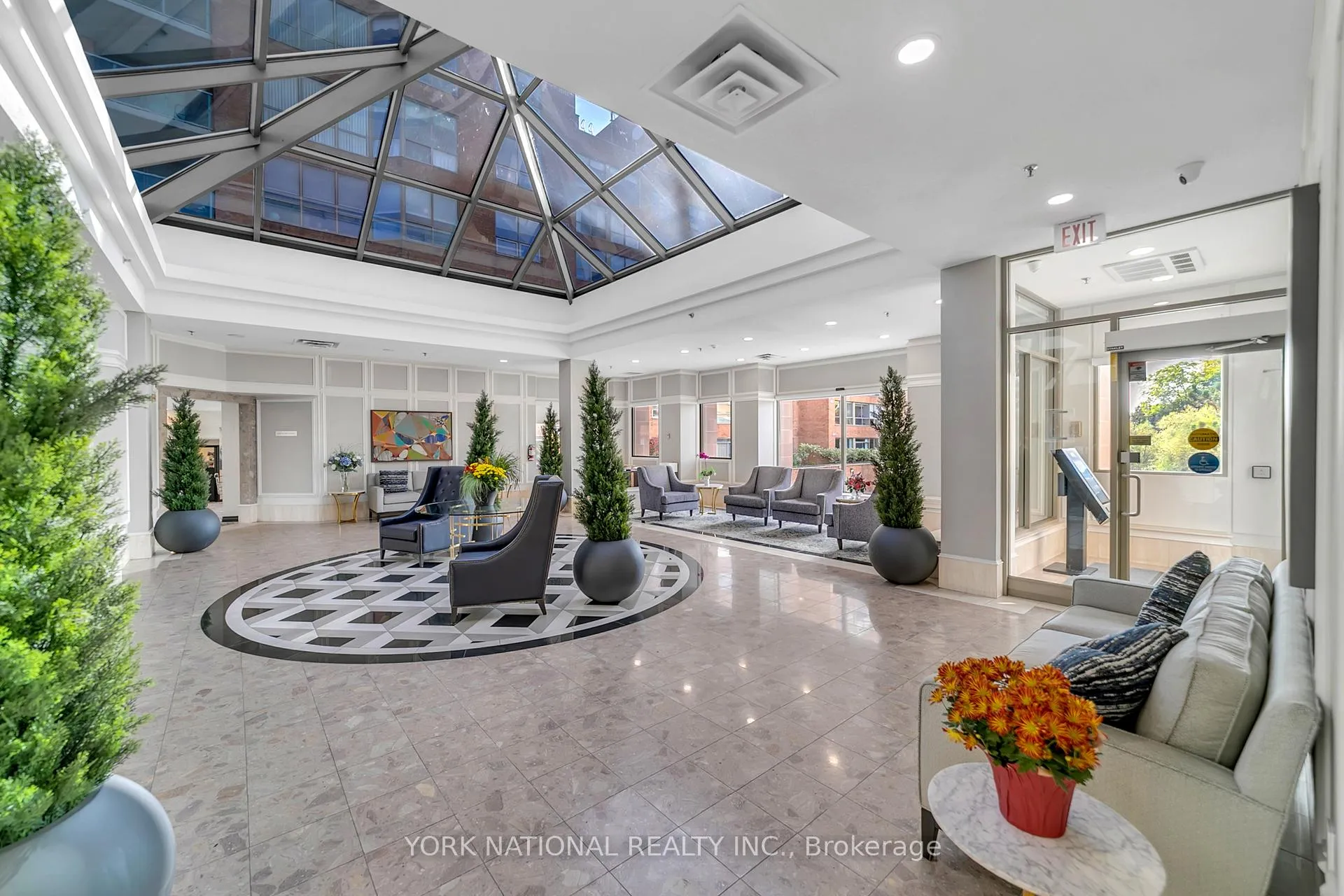 Photo 4 of Unit 408, 14924 Yonge Street, Aurora, Aurora Highlands — HOMEH