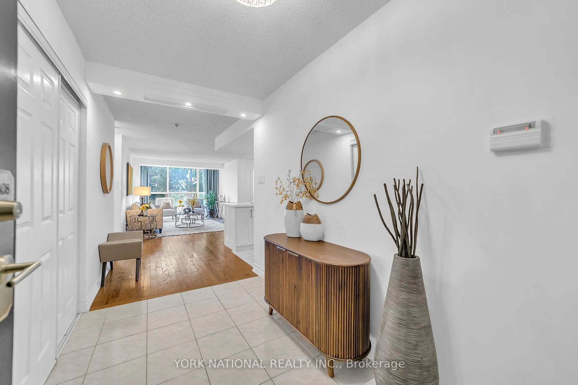Photo 7 of Unit 408, 14924 Yonge Street, Aurora, Aurora Highlands — HOMEH