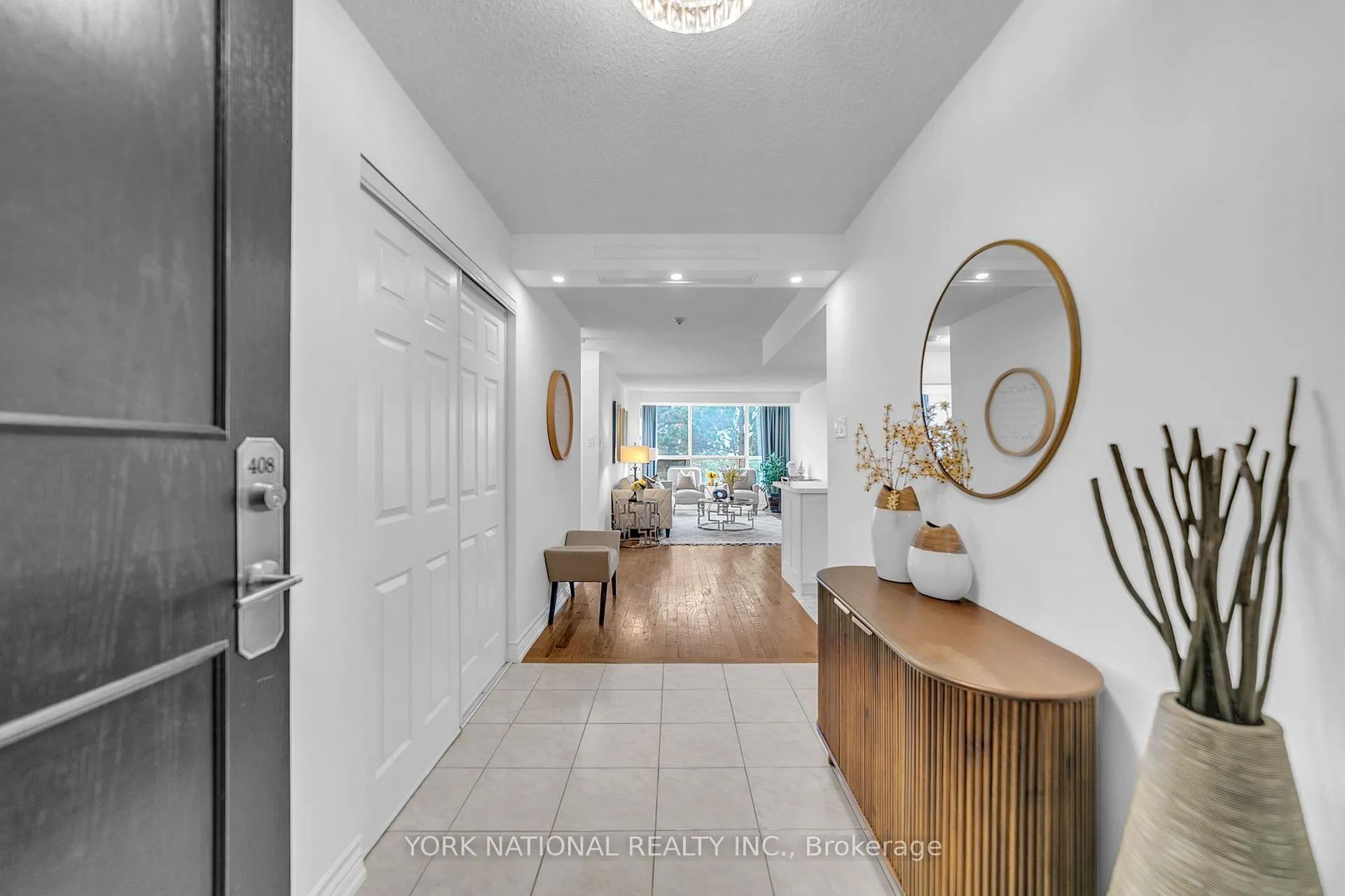 Photo 8 of Unit 408, 14924 Yonge Street, Aurora, Aurora Highlands — HOMEH