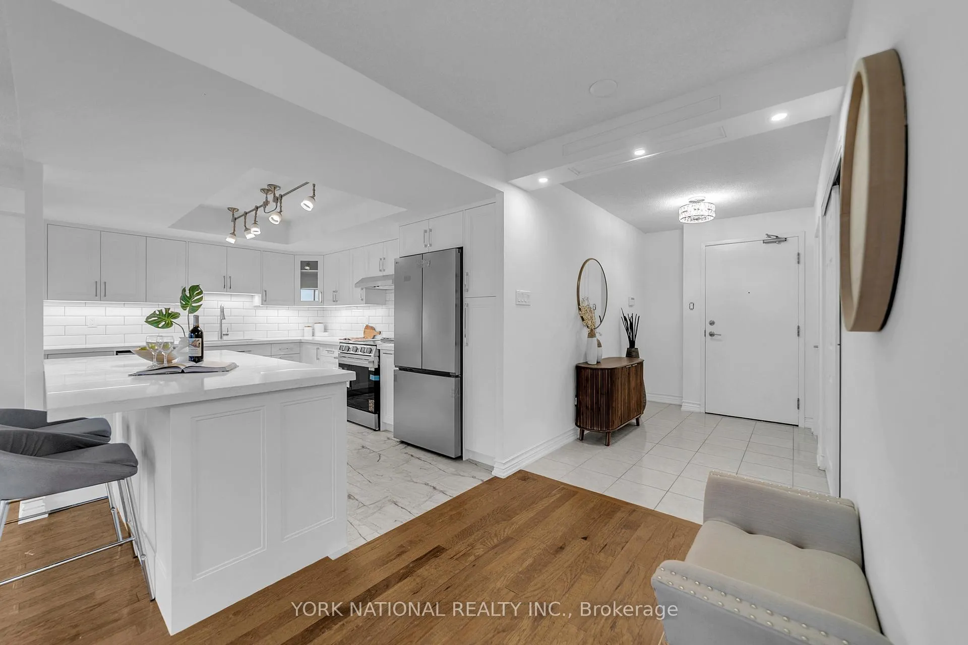 Photo 9 of Unit 408, 14924 Yonge Street, Aurora, Aurora Highlands — HOMEH