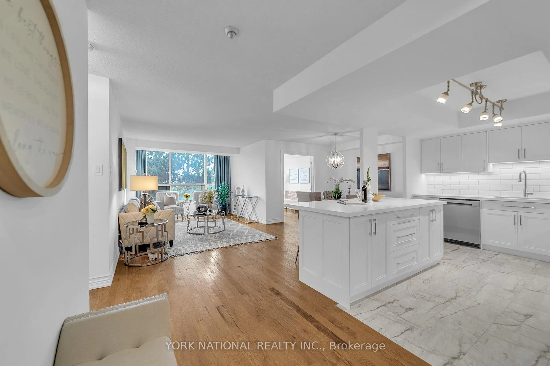 Photo 10 of Unit 408, 14924 Yonge Street, Aurora, Aurora Highlands — HOMEH