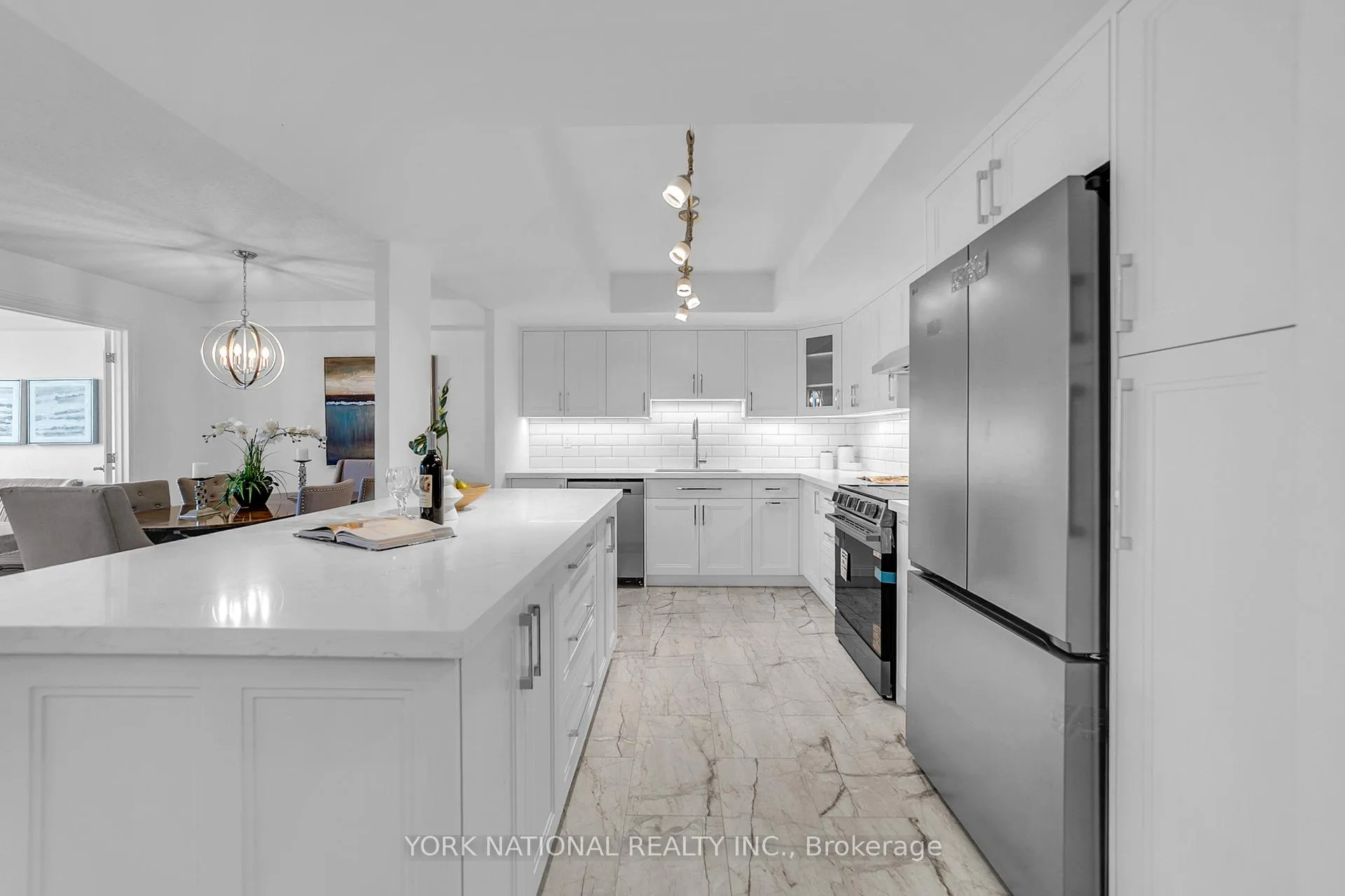 Photo 11 of Unit 408, 14924 Yonge Street, Aurora, Aurora Highlands — HOMEH