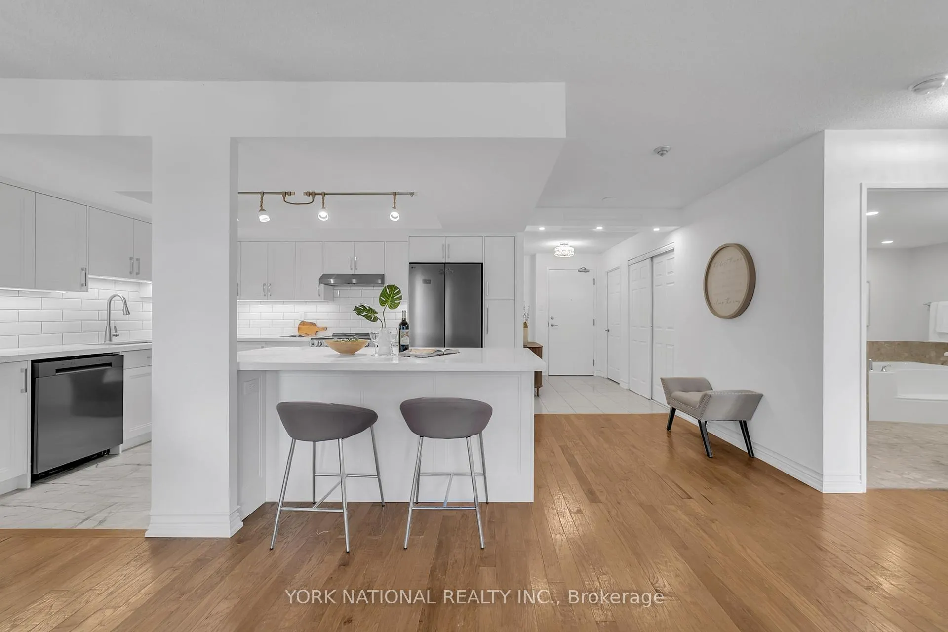 Photo 12 of Unit 408, 14924 Yonge Street, Aurora, Aurora Highlands — HOMEH