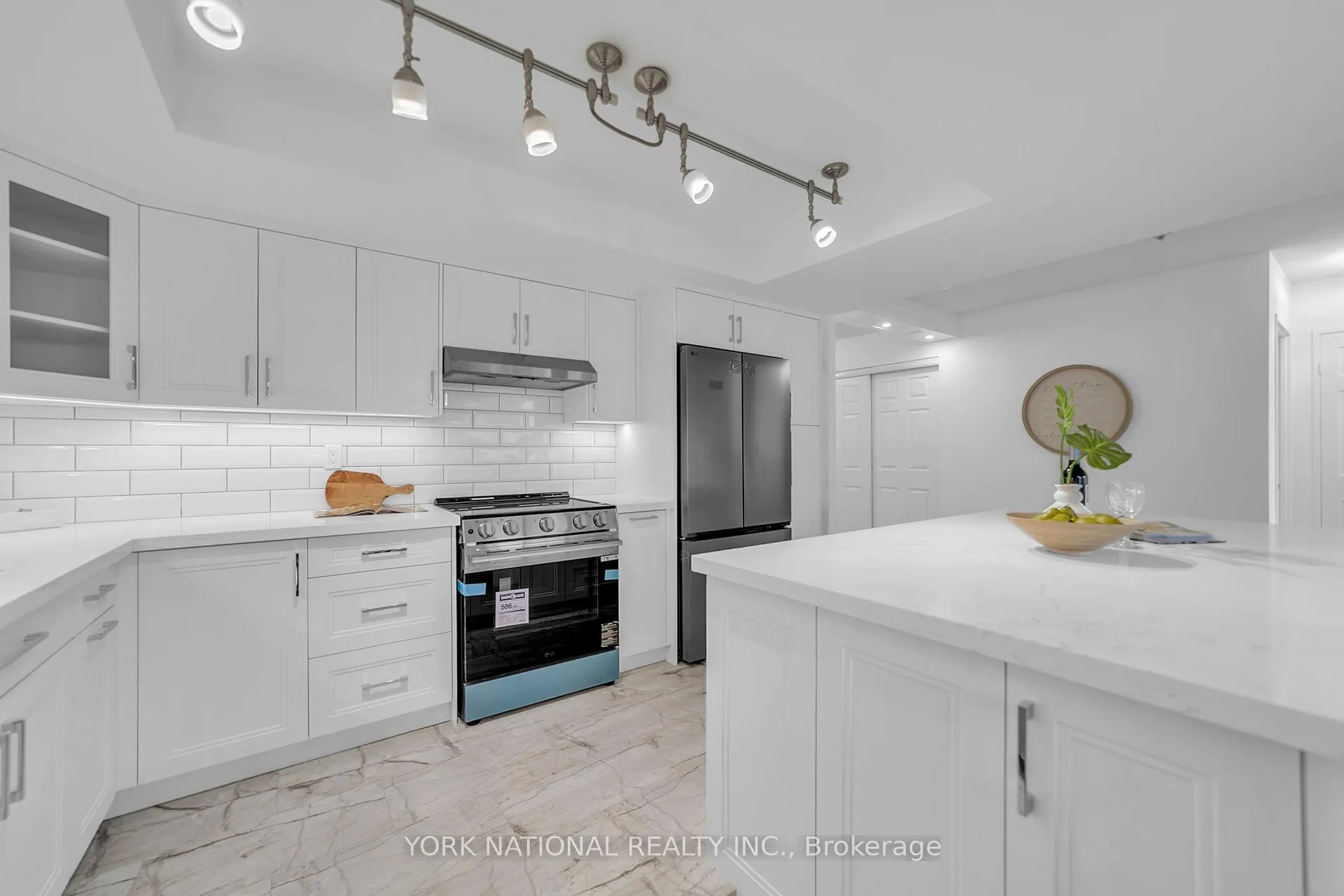 Photo 13 of Unit 408, 14924 Yonge Street, Aurora, Aurora Highlands — HOMEH