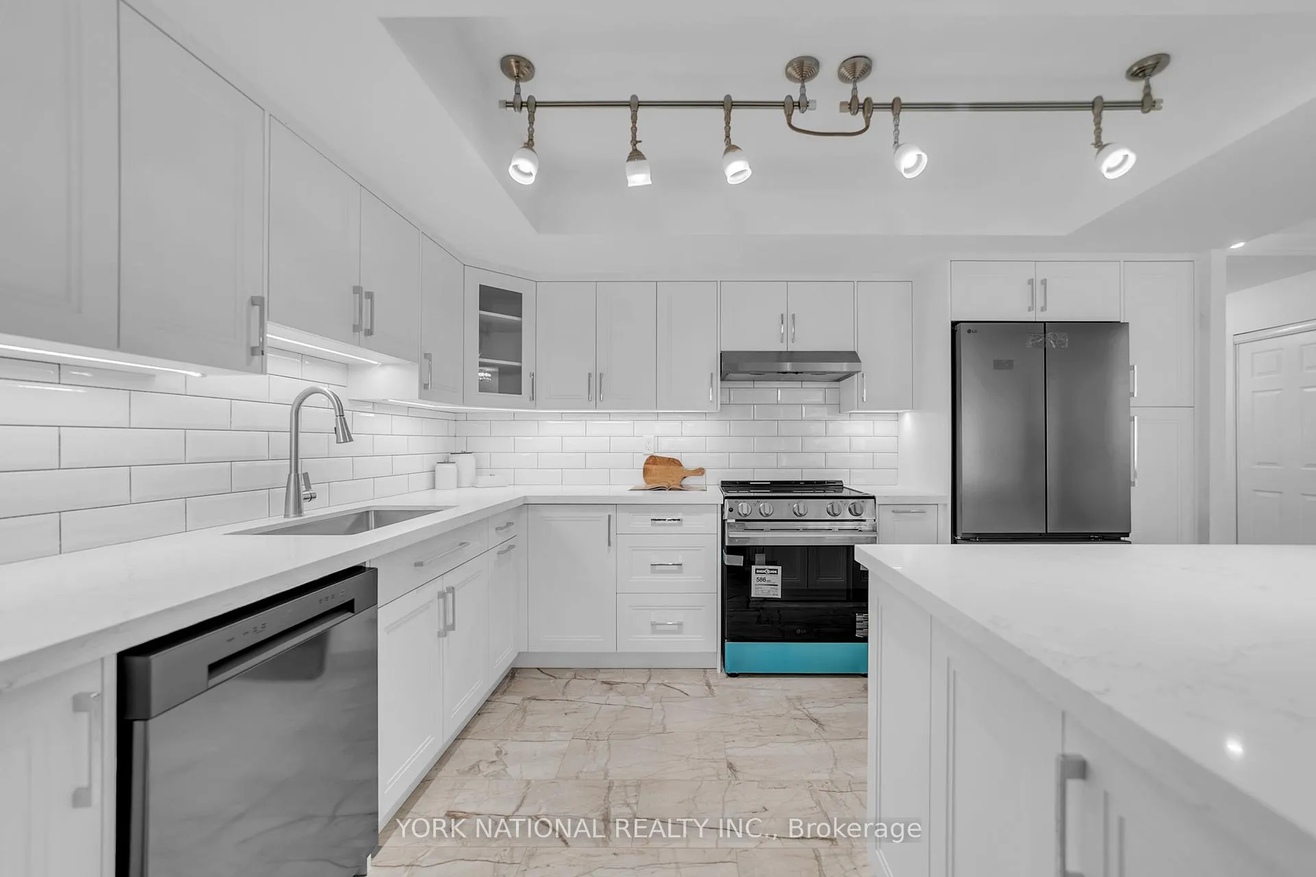 Photo 14 of Unit 408, 14924 Yonge Street, Aurora, Aurora Highlands — HOMEH