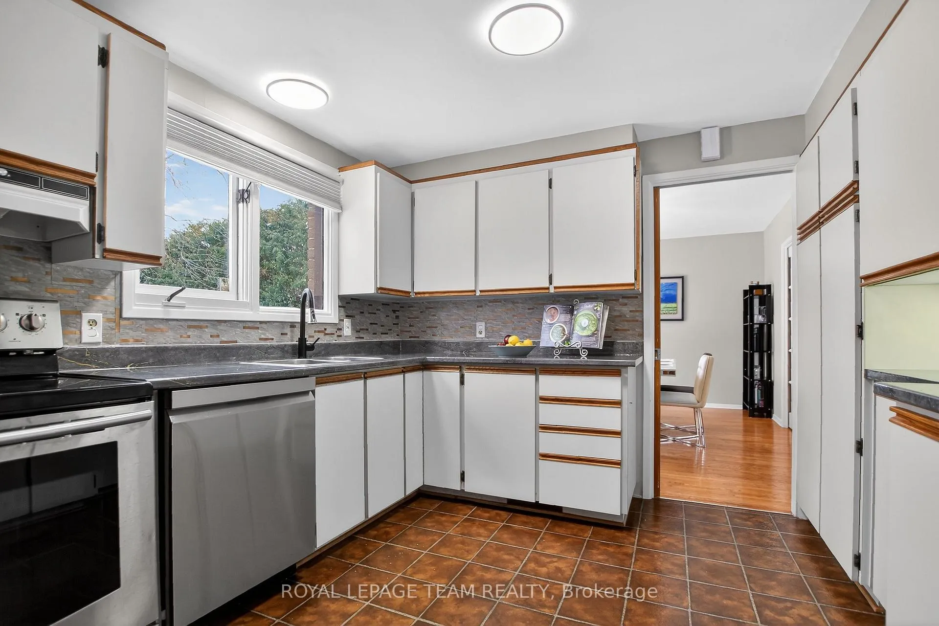 Photo 14 of 18 Pentland Crescent, Ottawa, Kanata - Beaverbrook — HOMEH