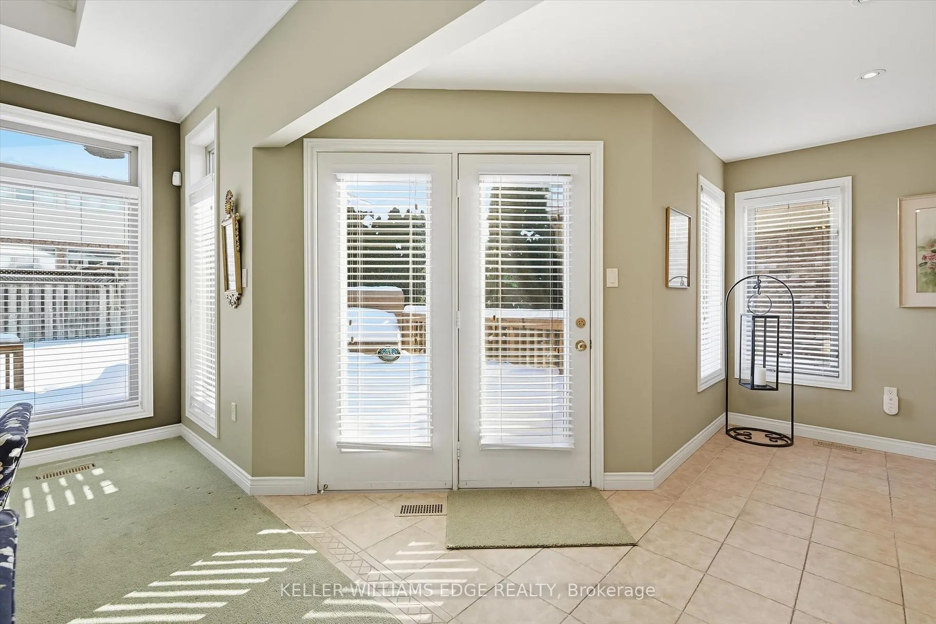 Photo 12 of 305 Southcote Drive, Hamilton, Meadowlands — HOMEH